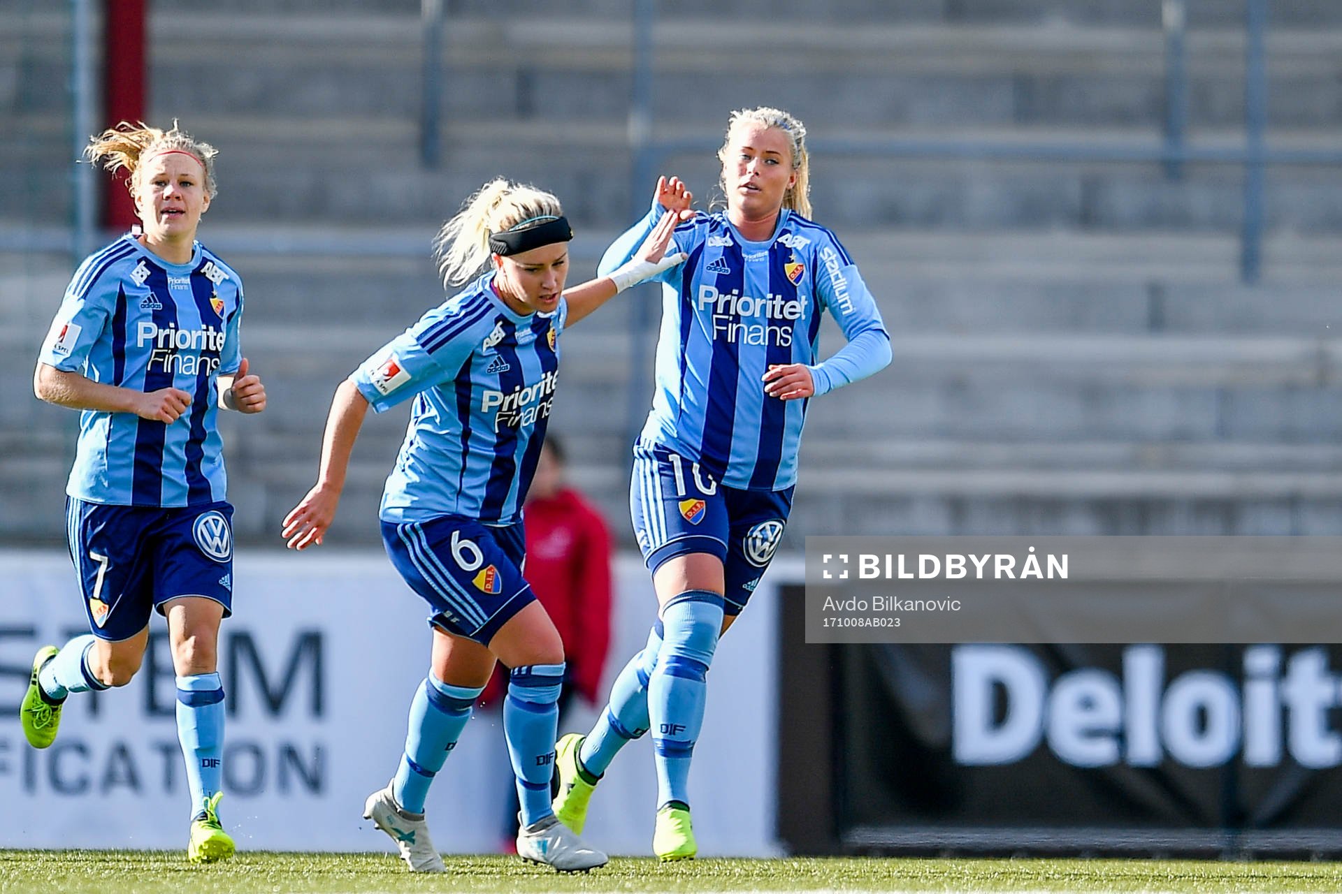 Djurgårdens Madeleine Stegius och Annika Kukkonen jublar
