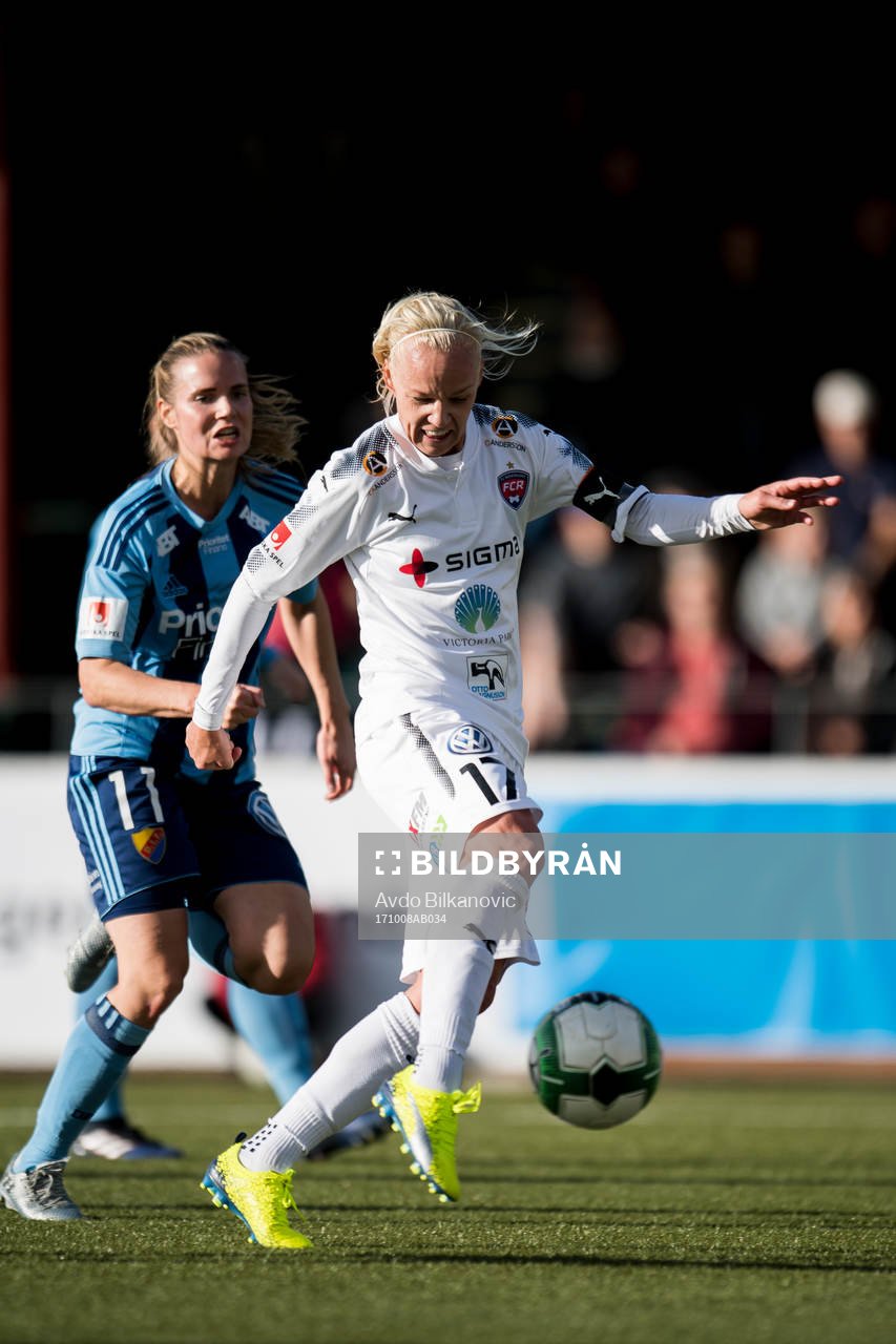 Rosengårds Caroline Seger skjuter in bollen bakom Djurgårdens målvakt Gudbjörg Gunnarsdottir (ej på bild) under fotbollsmatchen i Damallsvenskan mellan FC Rosengård och Djurgården den 8 oktober 2017 i Malmö.