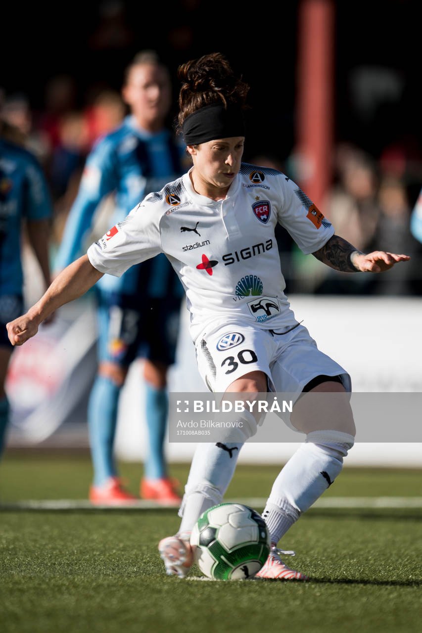 Rosengårds Ella Masar skjuter från straffpunkten
