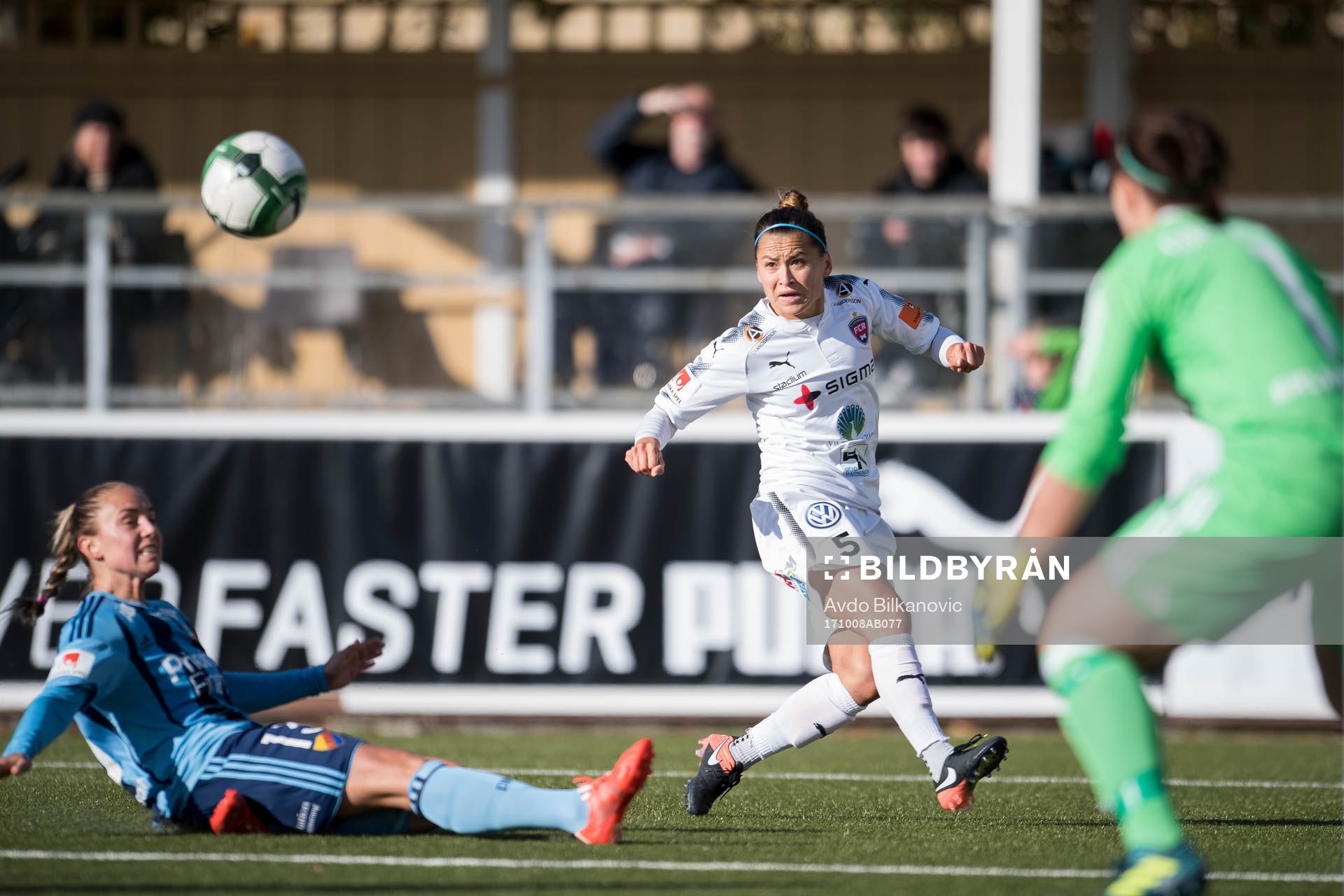 Rosengårds Alexandra Riley gör inlägg