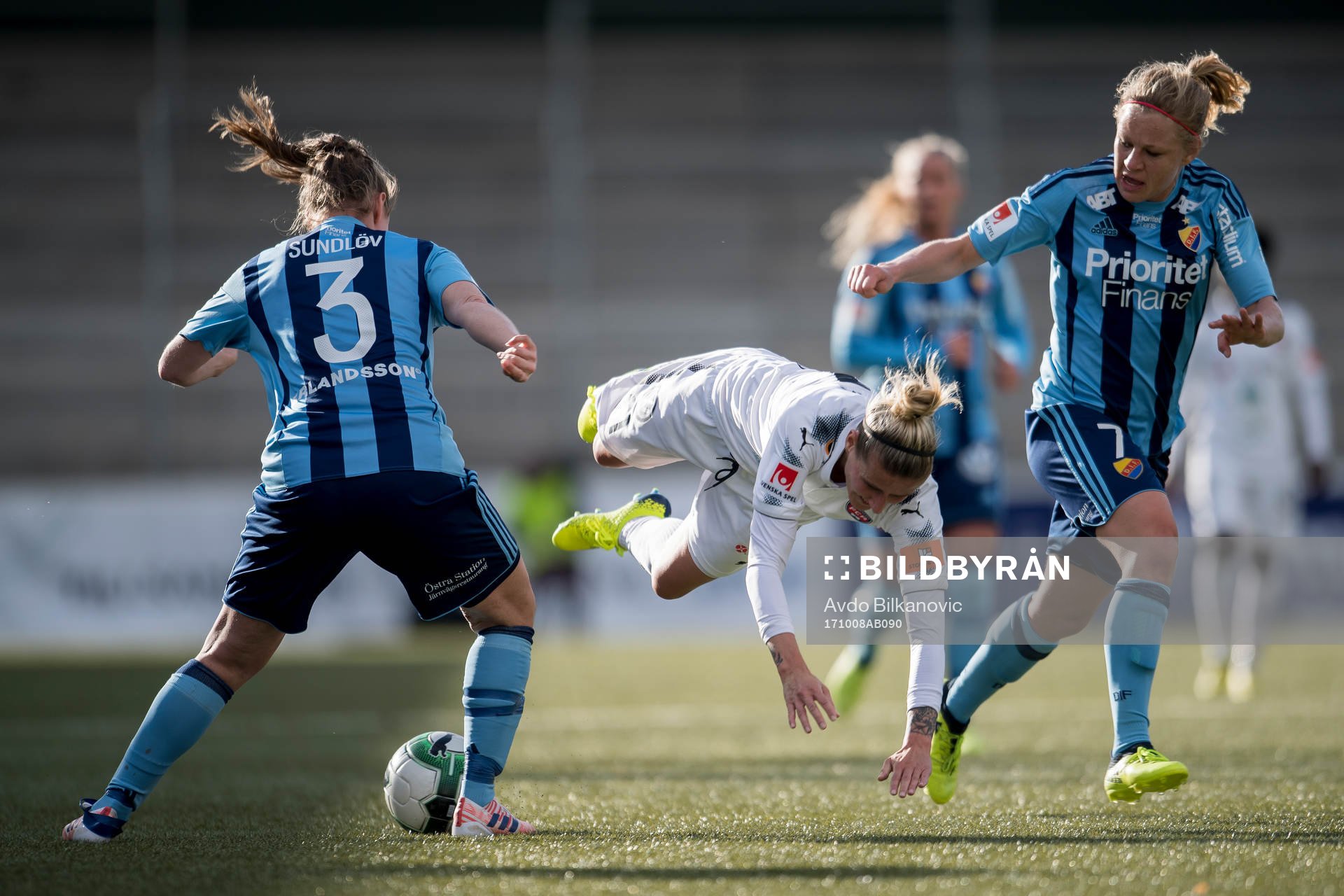 Rosengårds Anja Mittag fälls av Djurgårdens Kim Sundlöv