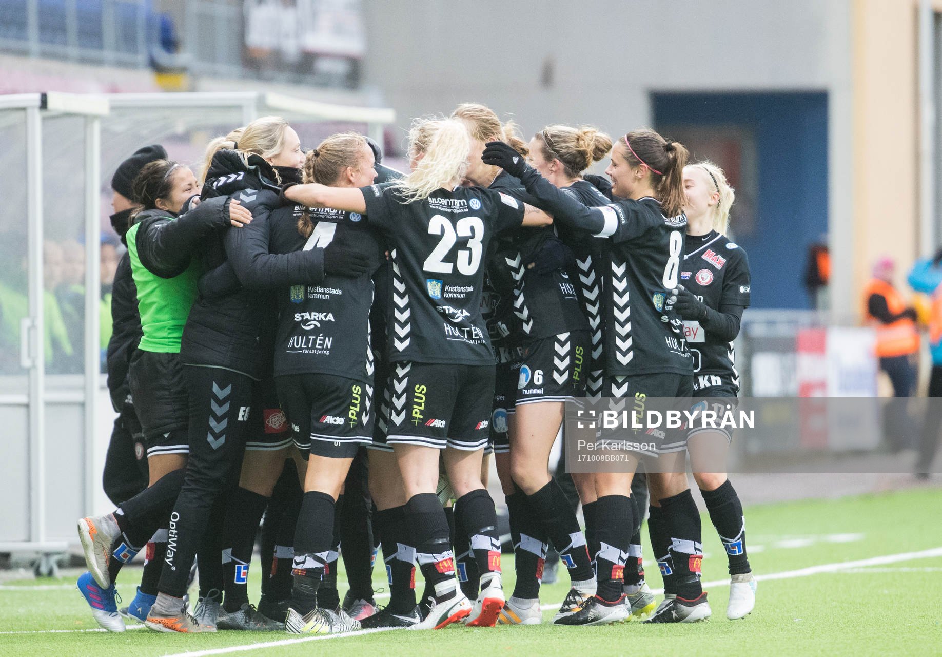 Kristianstads Mia Carlsson och hennes lagkompisar jublar