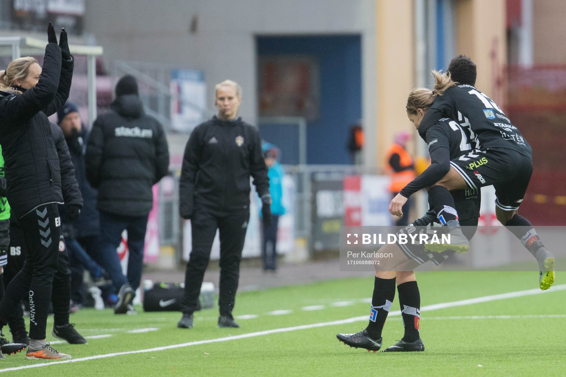 Kristianstads Mia Carlsson jublar med Ogonna Chukwudi  på
