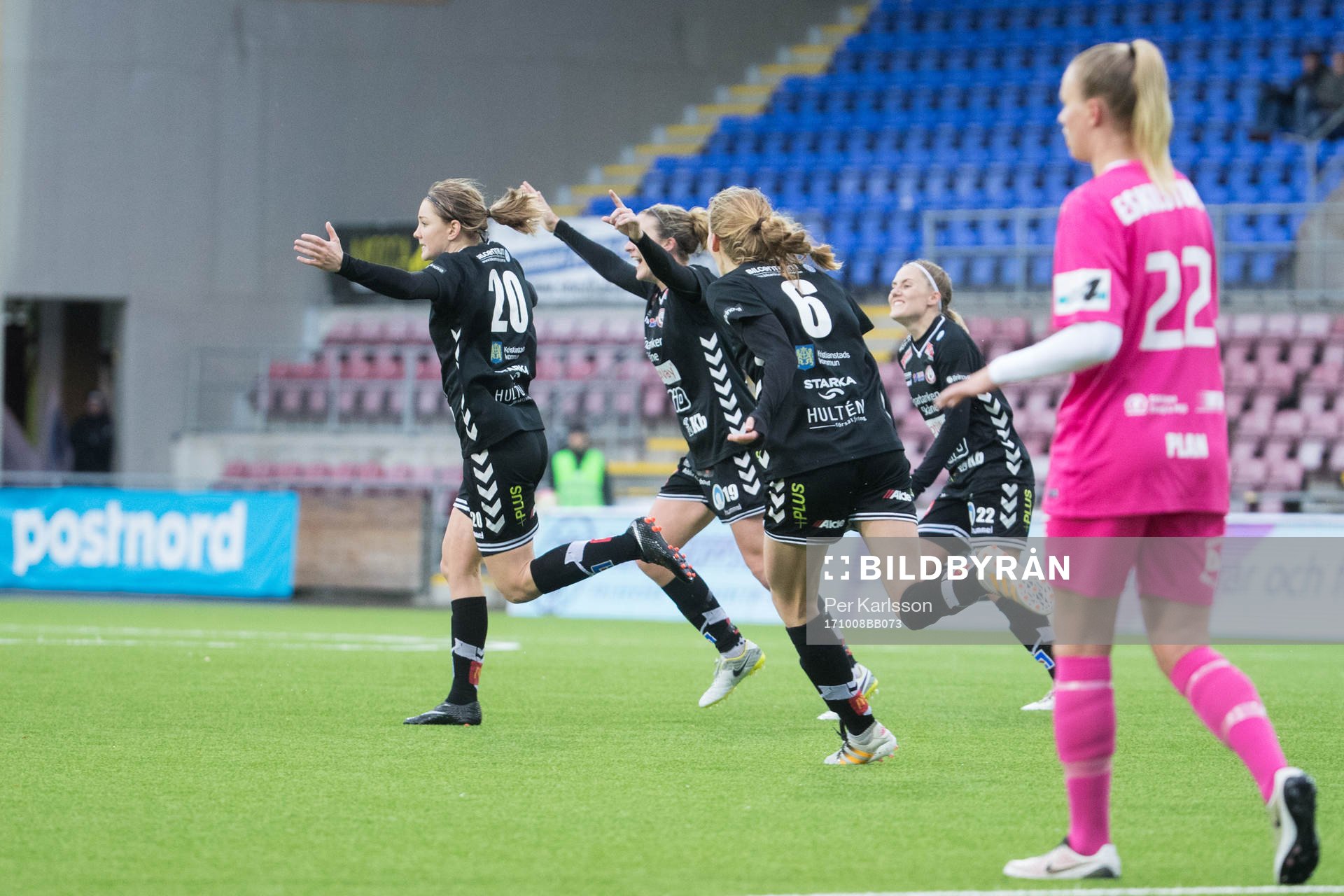  Kristianstads Mia Carlsson  jublar efter sitt 1-1 mål under fotbollsmatchen i damallsvenskan mellan Eskilstuna United och Kristianstad DFF den 8 oktober i Eskilstuna.