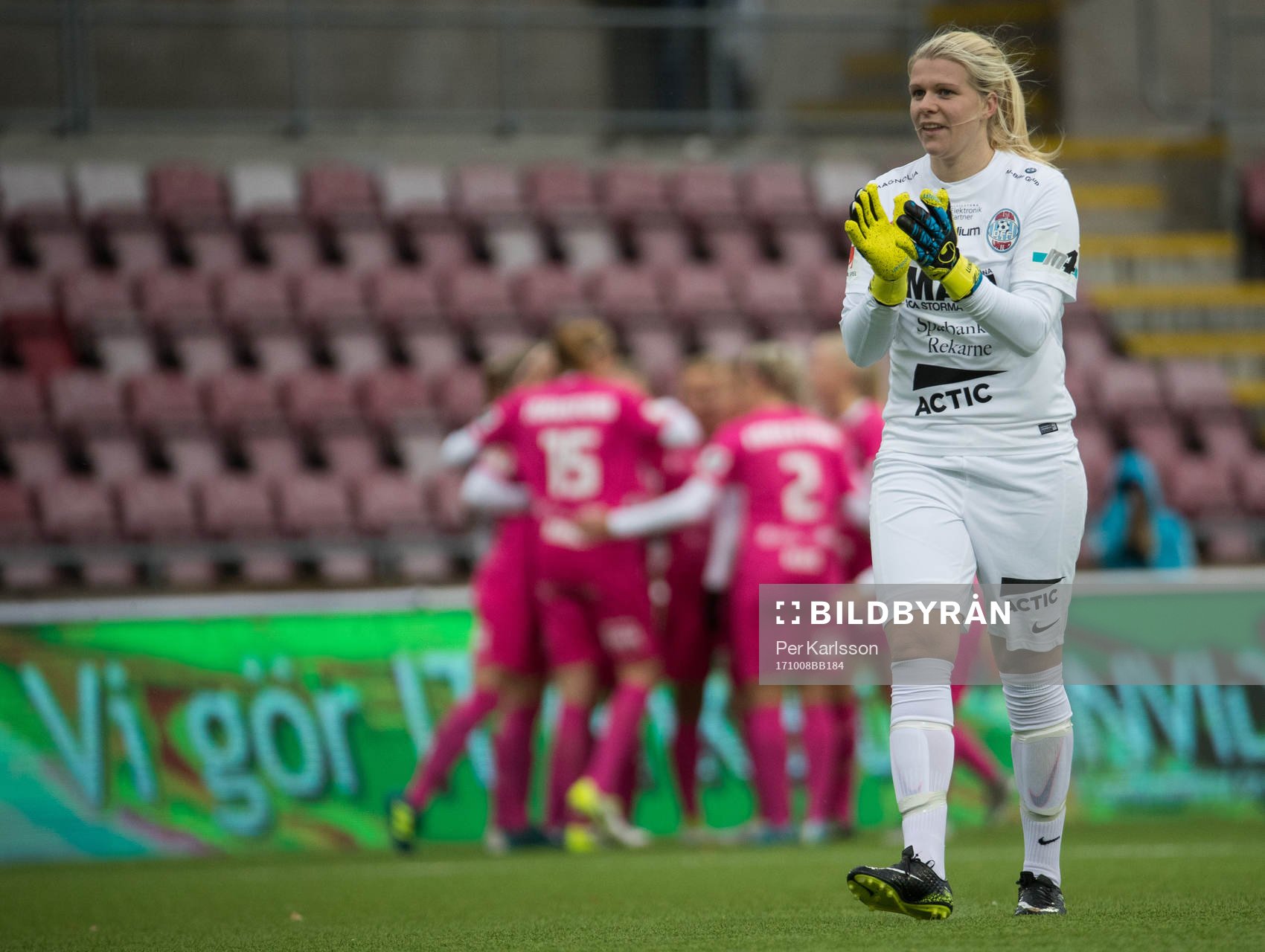 Eskilstunas målvakt Emelie Lundberg jublar med övriga