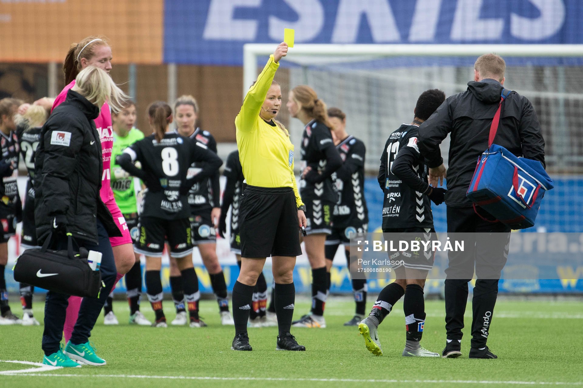 Domare Laura Rapp visar Kristianstads Ogonna Chukwudi det
