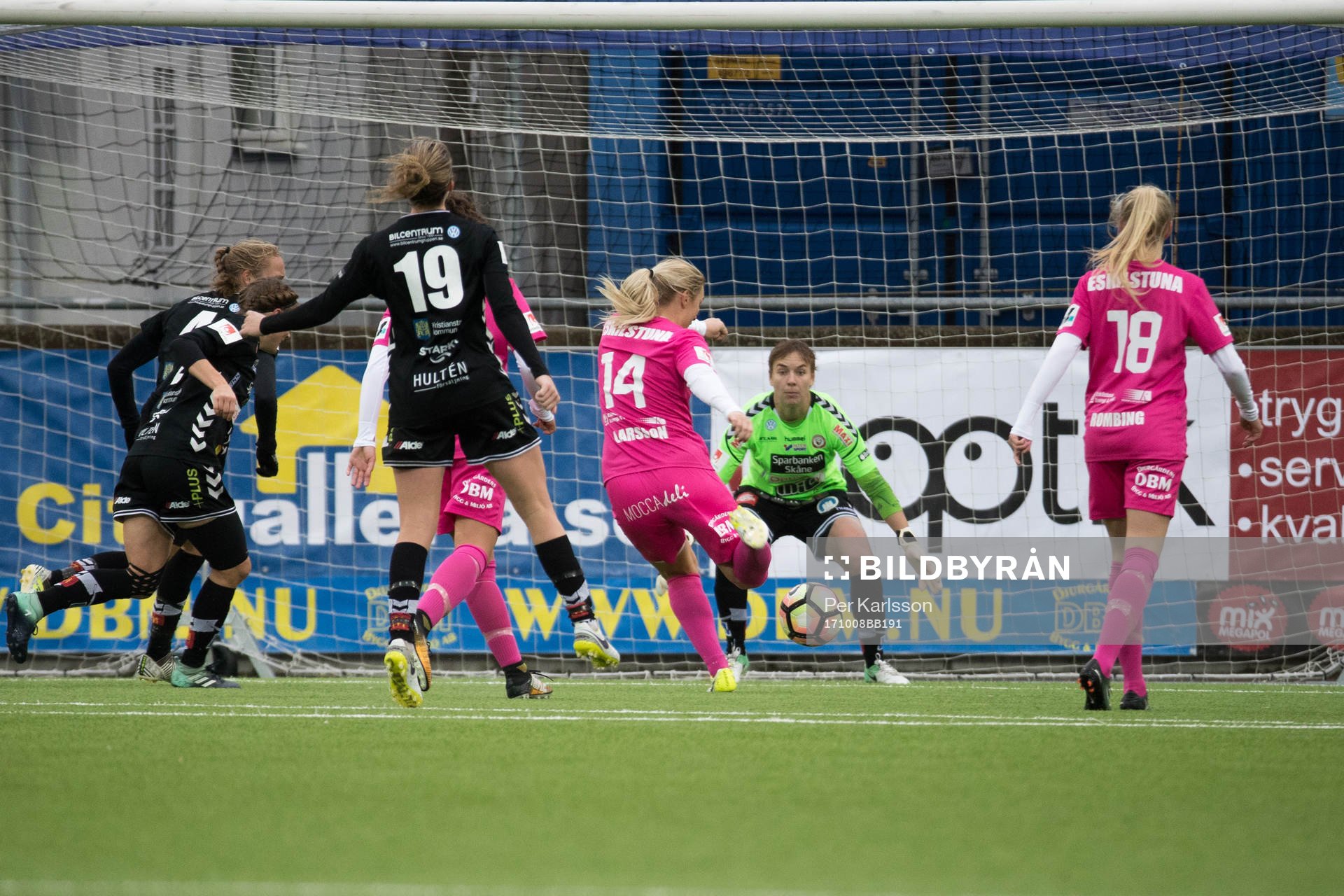 Eskilstunas Mimmi Larsson skjuter mot mål framför