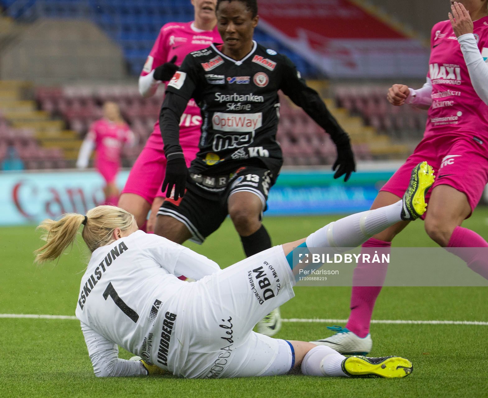 Eskilstunas målvakt Emelie Lundberg har bollen i säkert