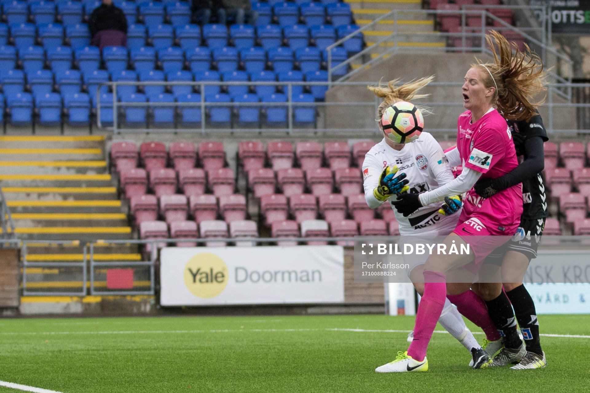 Eskilstunas målvakt Emelie Lundberg, Vaila Barsley och