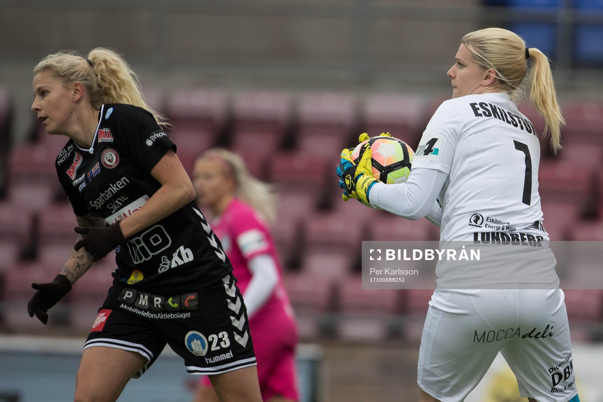 Eskilstunas målvakt Emelie Lundberg och Kristianstads Tine