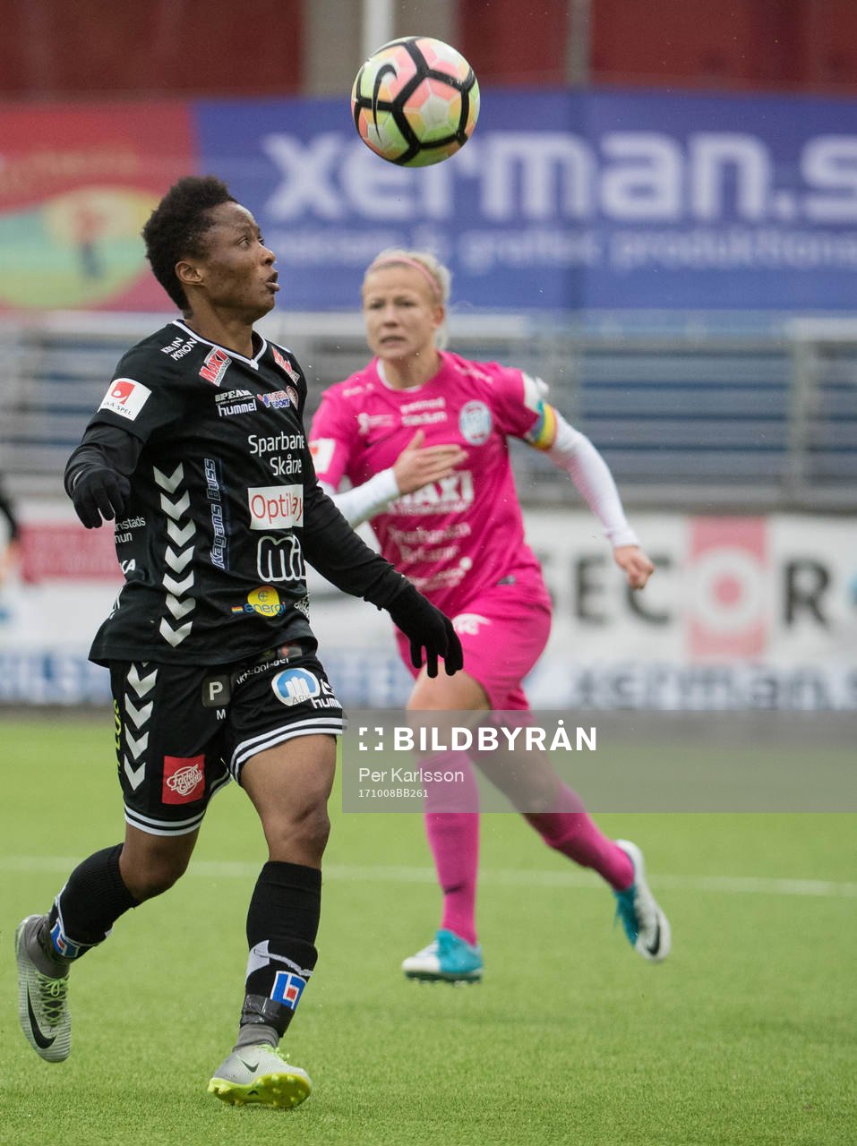 Kristianstads Ogonna Chukwudi med ögonen på bollen