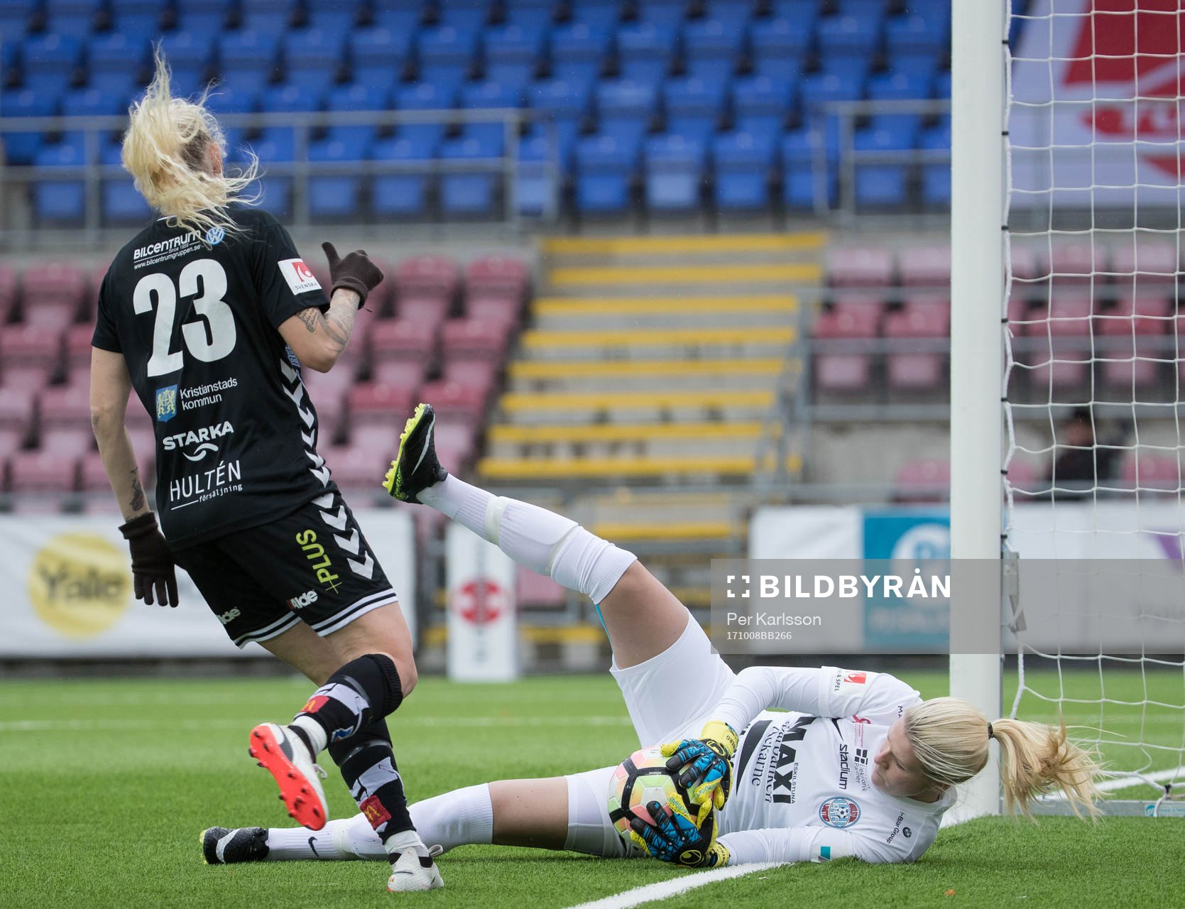 Eskilstunas målvakt Emelie Lundberg med bollen framför