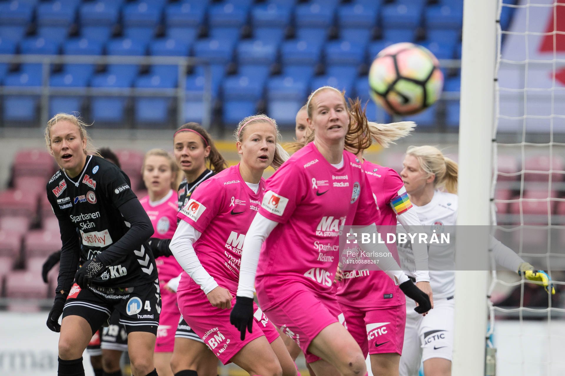 Kristianstads Therese Ivarsson ser bollen passera utanför Eskilstuna Uniteds stolpe vid en chans under fotbollsmatchen i damallsvenskan mellan Eskilstuna United och Kristianstad DFF den 8 oktober i Eskilstuna.