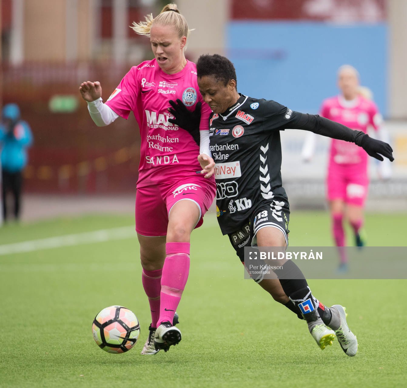 Kristianstads Ogonna Chukwudi i en tuff duell med