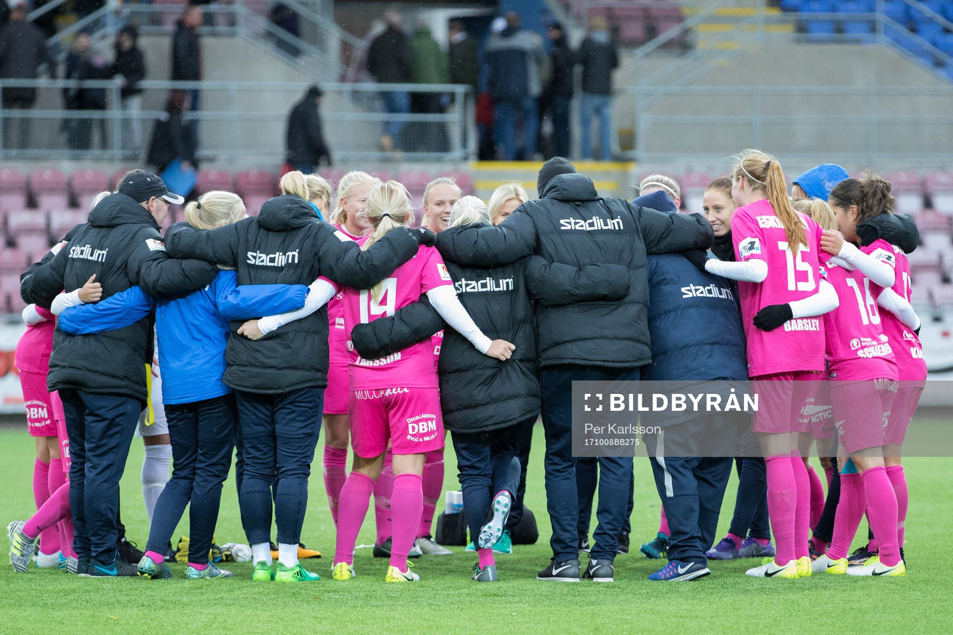 glada Eskilstuna United spelare jublar