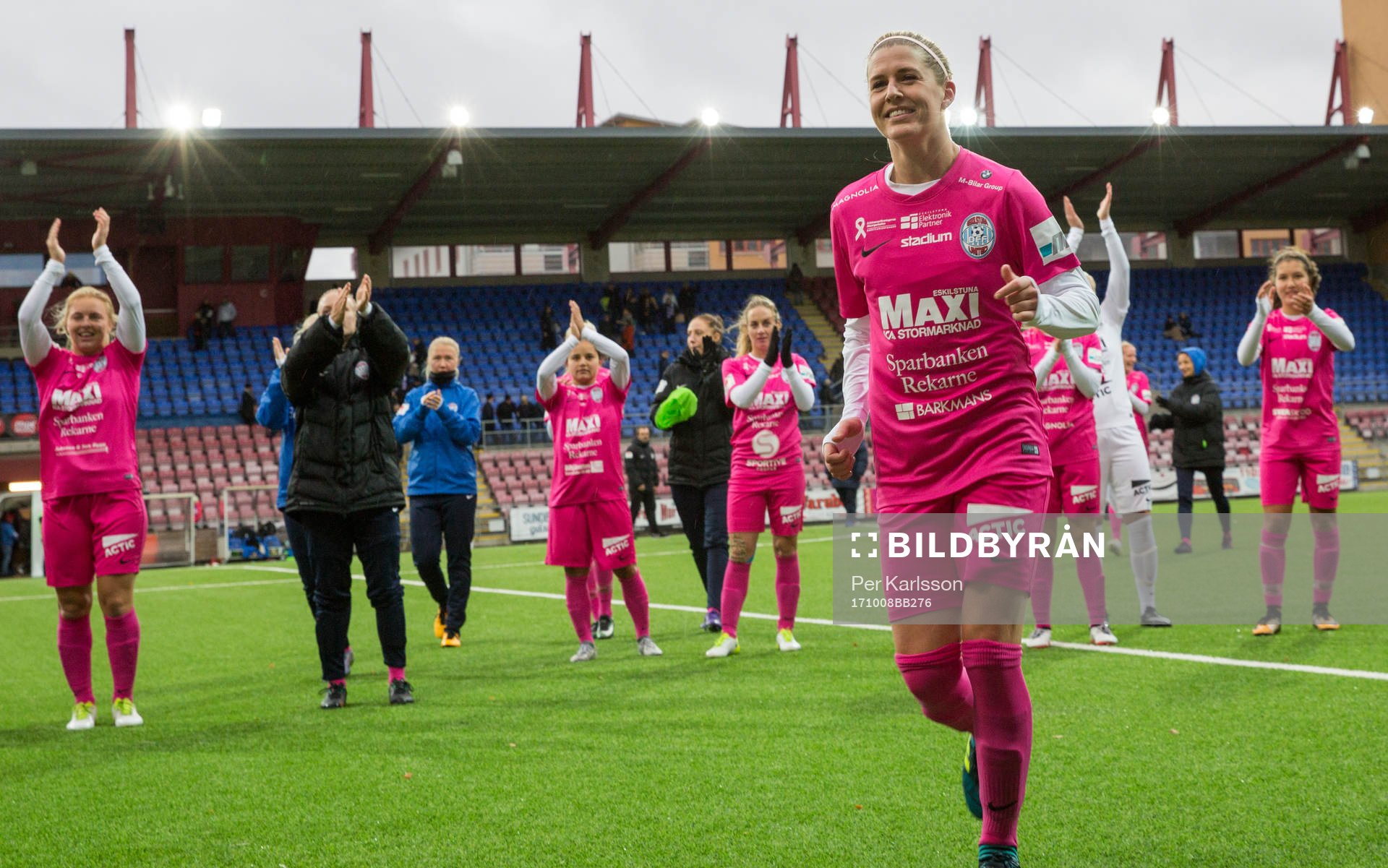 Eskilstunas Olivia Schough jublar framför lagkompisar