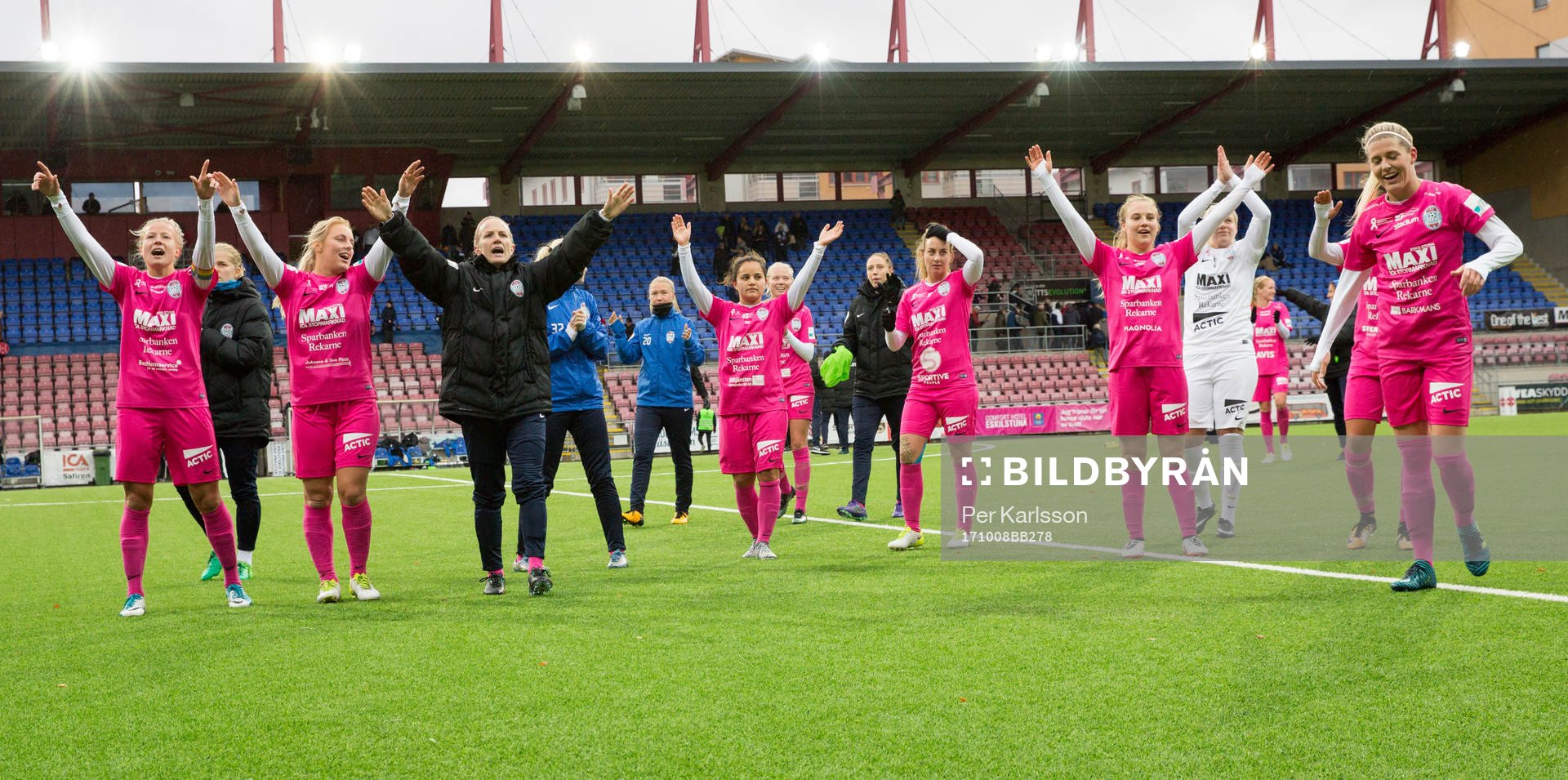 Eskilstuna United spelare jublar