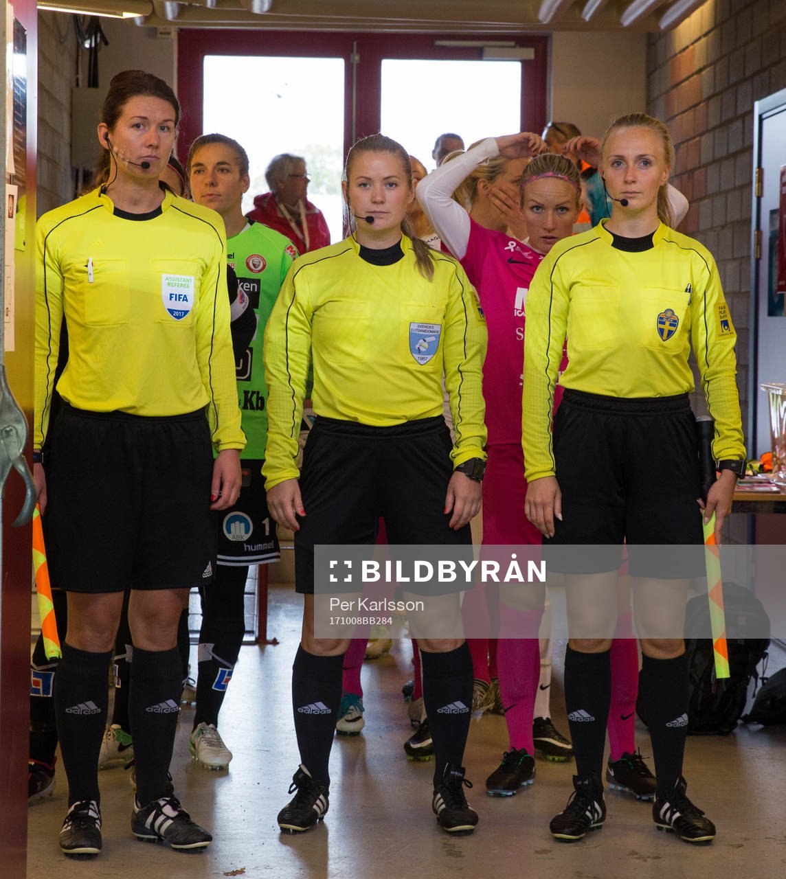 domar trojkan på när ut till fotbollsmatchen i