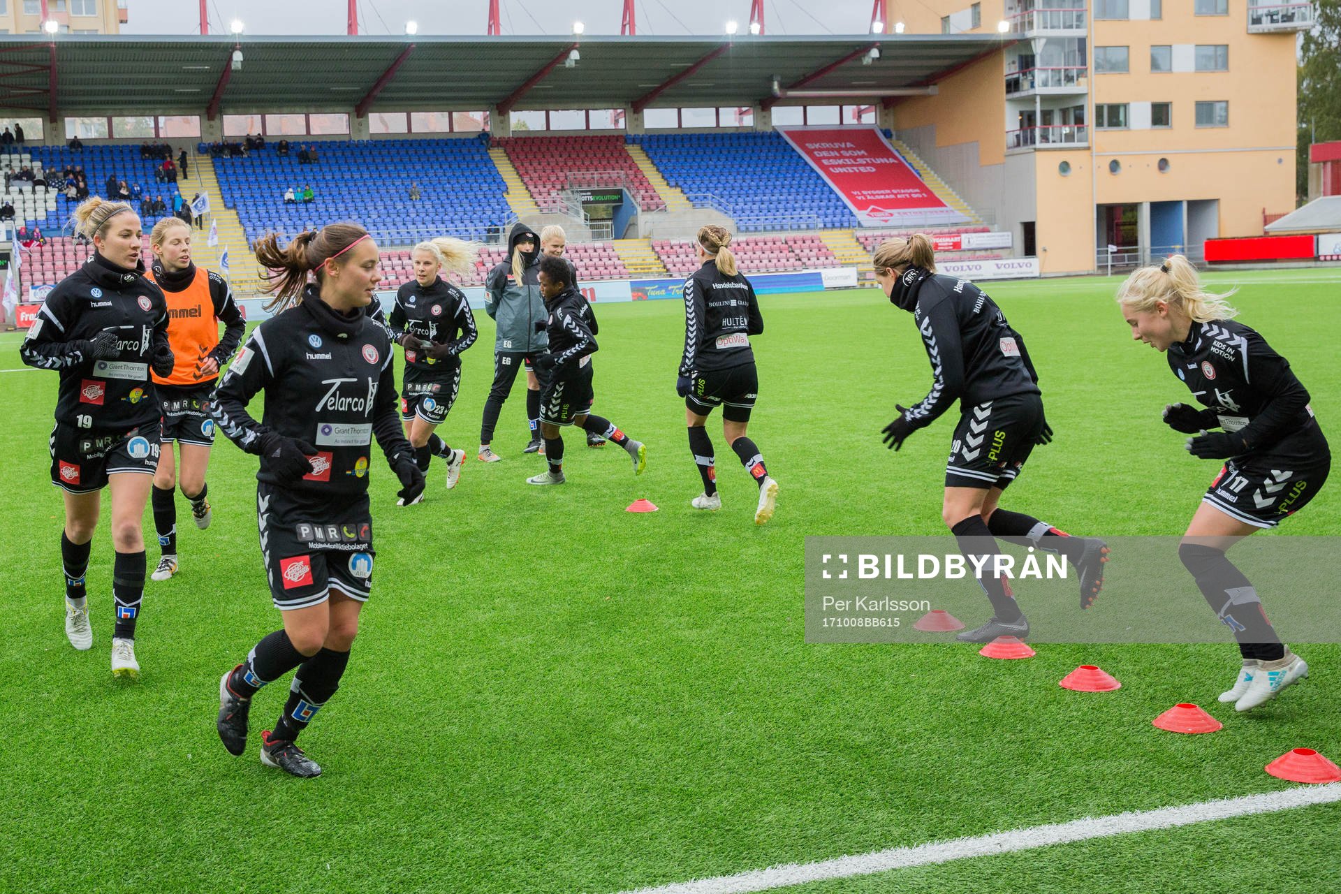 Kristianstads spelare värmer upp innan fotbollsmatchen i