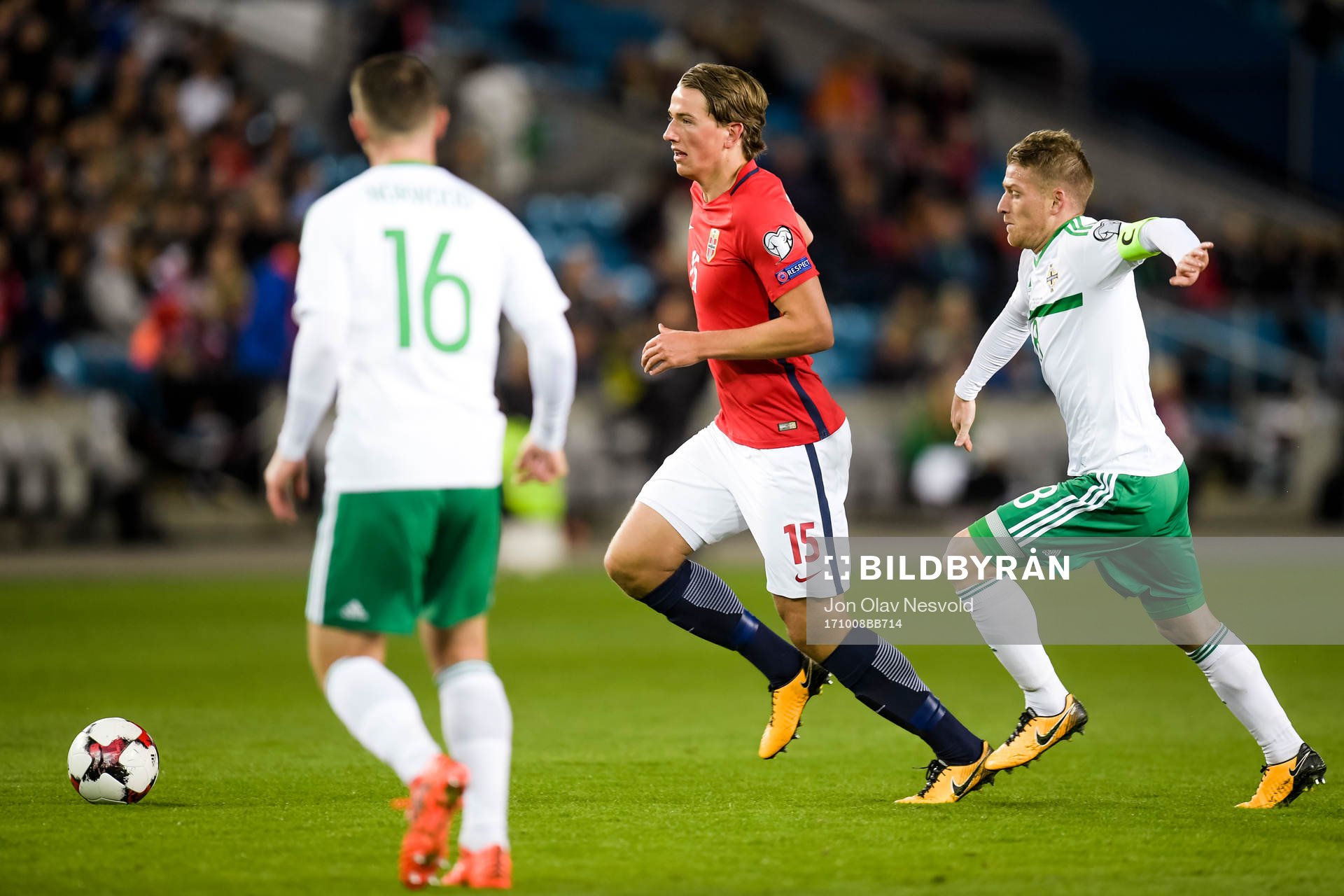 Sander Berge of Norway and Steven Davis of Northern Ireland