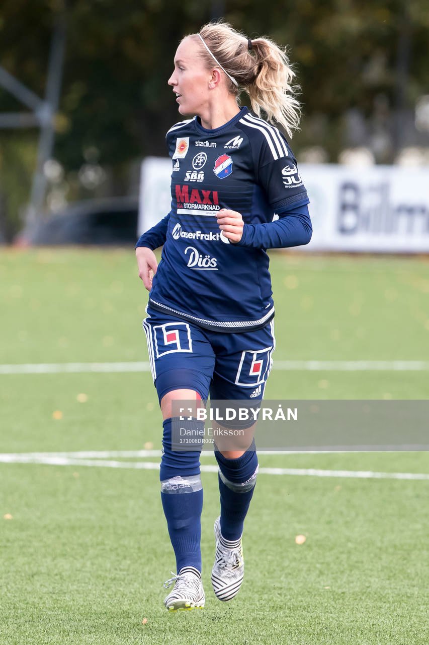 Kvarnsvedens Julia Roddar  i fotbollsmatchen i