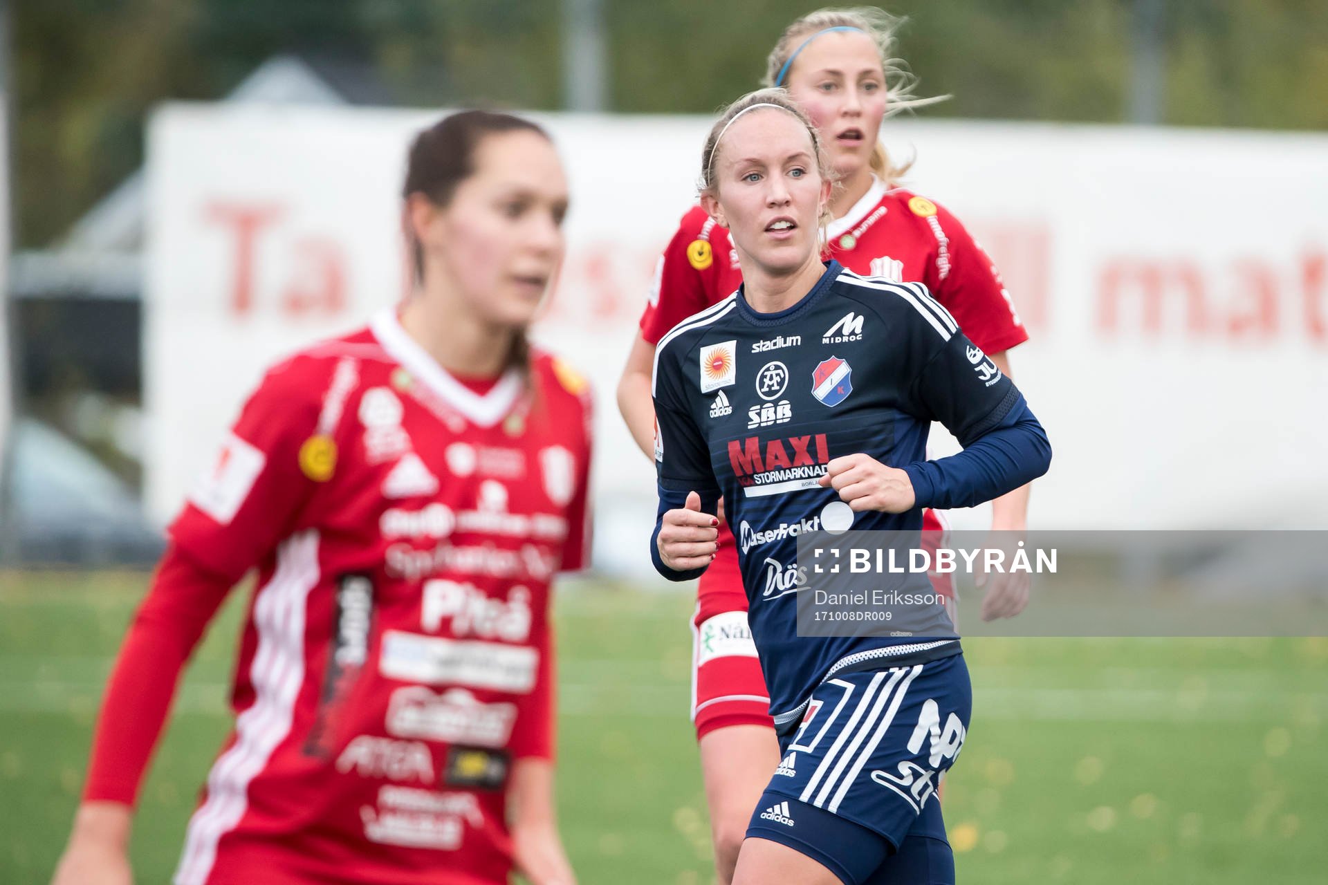 Kvarnsvedens Julia Roddar  i fotbollsmatchen i damallsvenskan mellan Kvarnsveden och Piteå den 8 oktober 2017 i Borlänge.