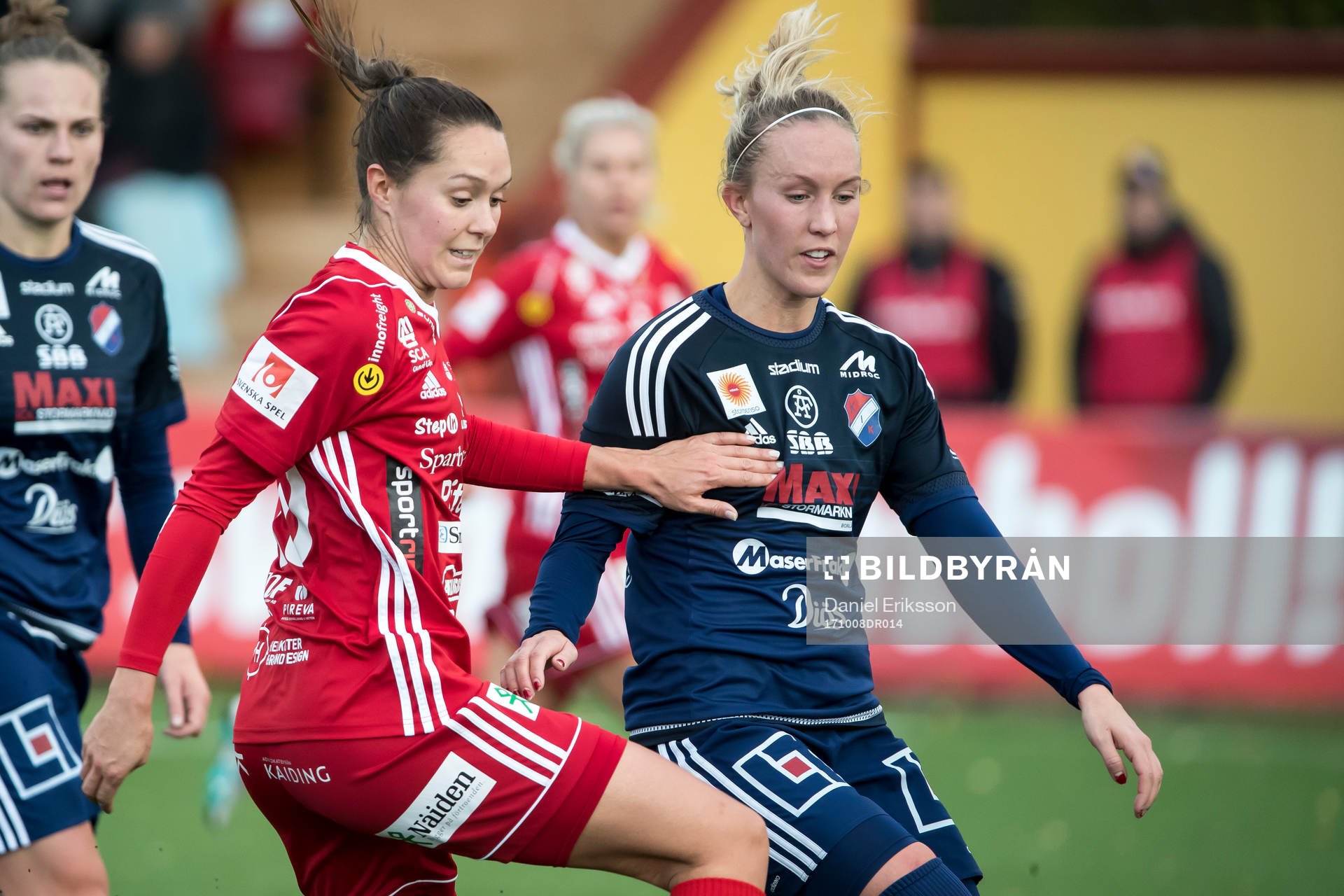 Piteås Felicia Karlsson och Kvarnsvedens Julia Roddar i fotbollsmatchen i damallsvenskan mellan Kvarnsveden och Piteå den 8 oktober 2017 i Borlänge.