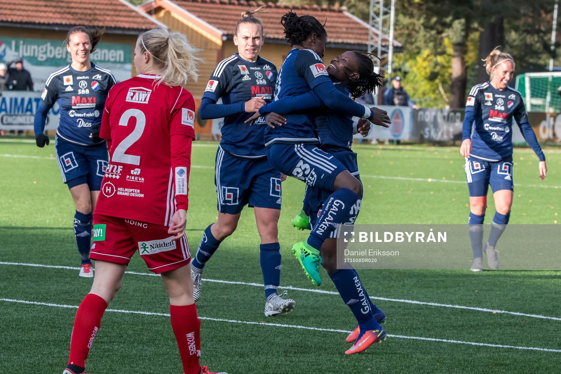 Kvarnsvedens Tabitha Chawinga och Elisabeth Addo jublar