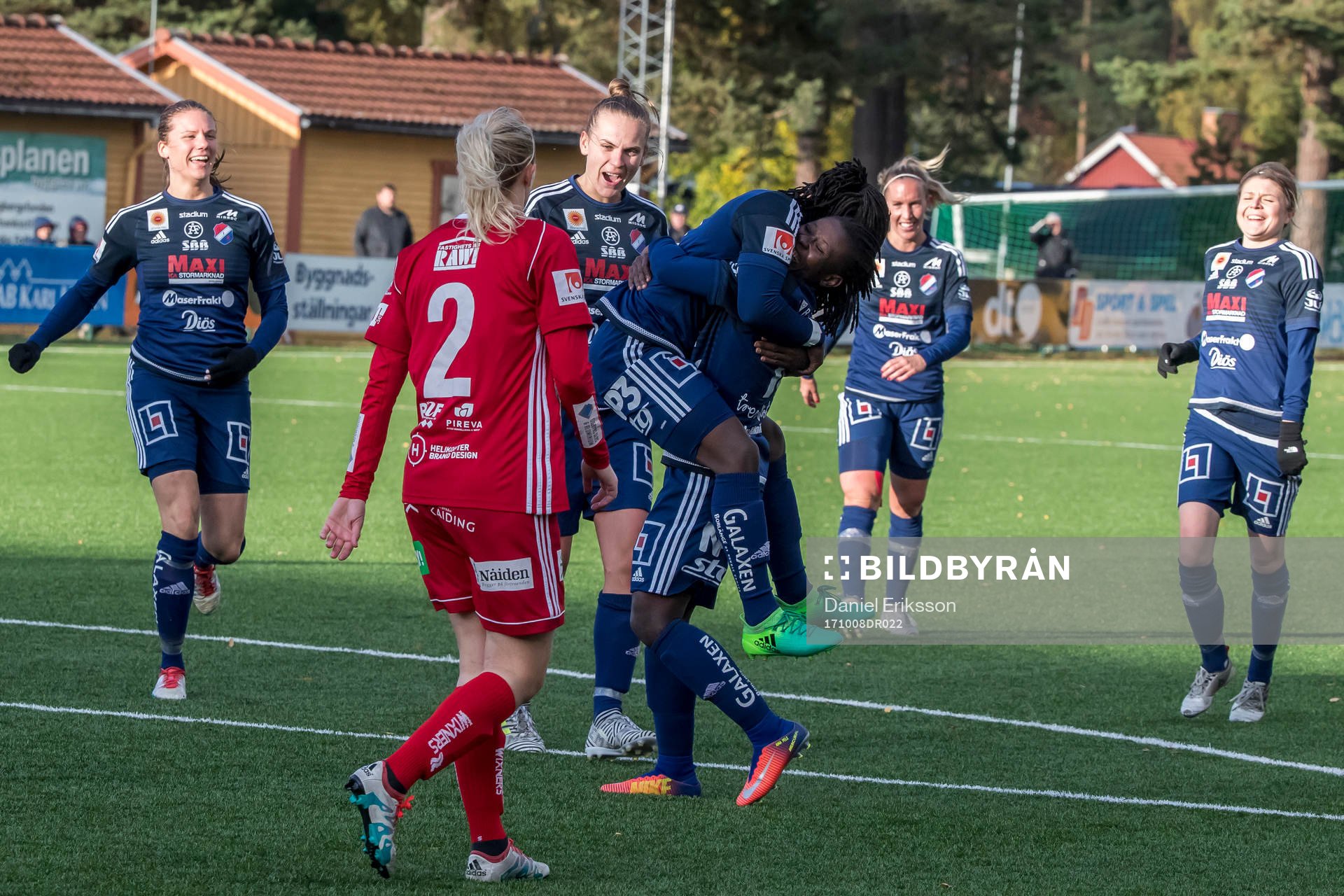 Kvarnsvedens Tabitha Chawinga och Elisabeth Addo jublar