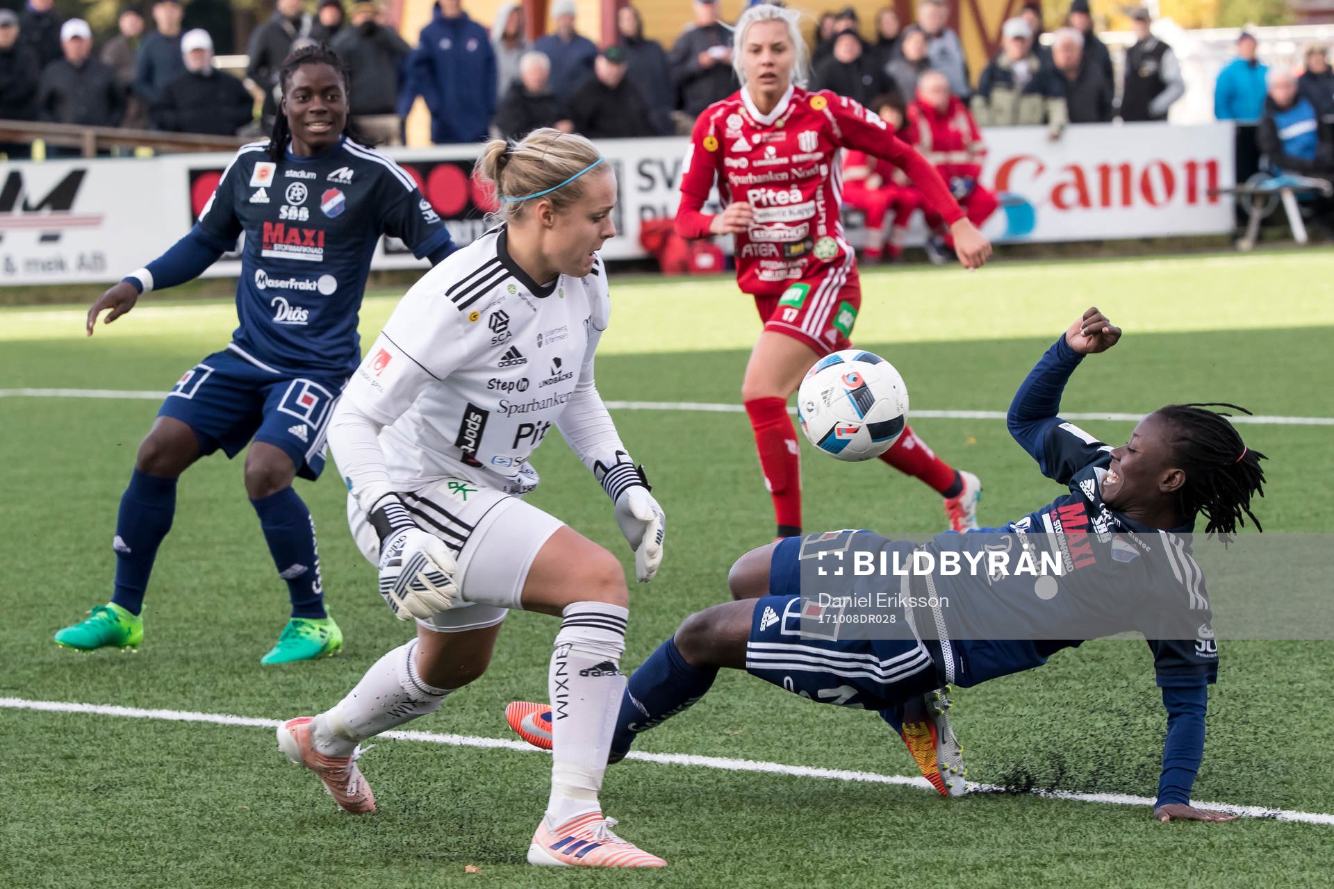 Kvarnsvedens Elisabeth Addo framför Piteås målvakt Hilda