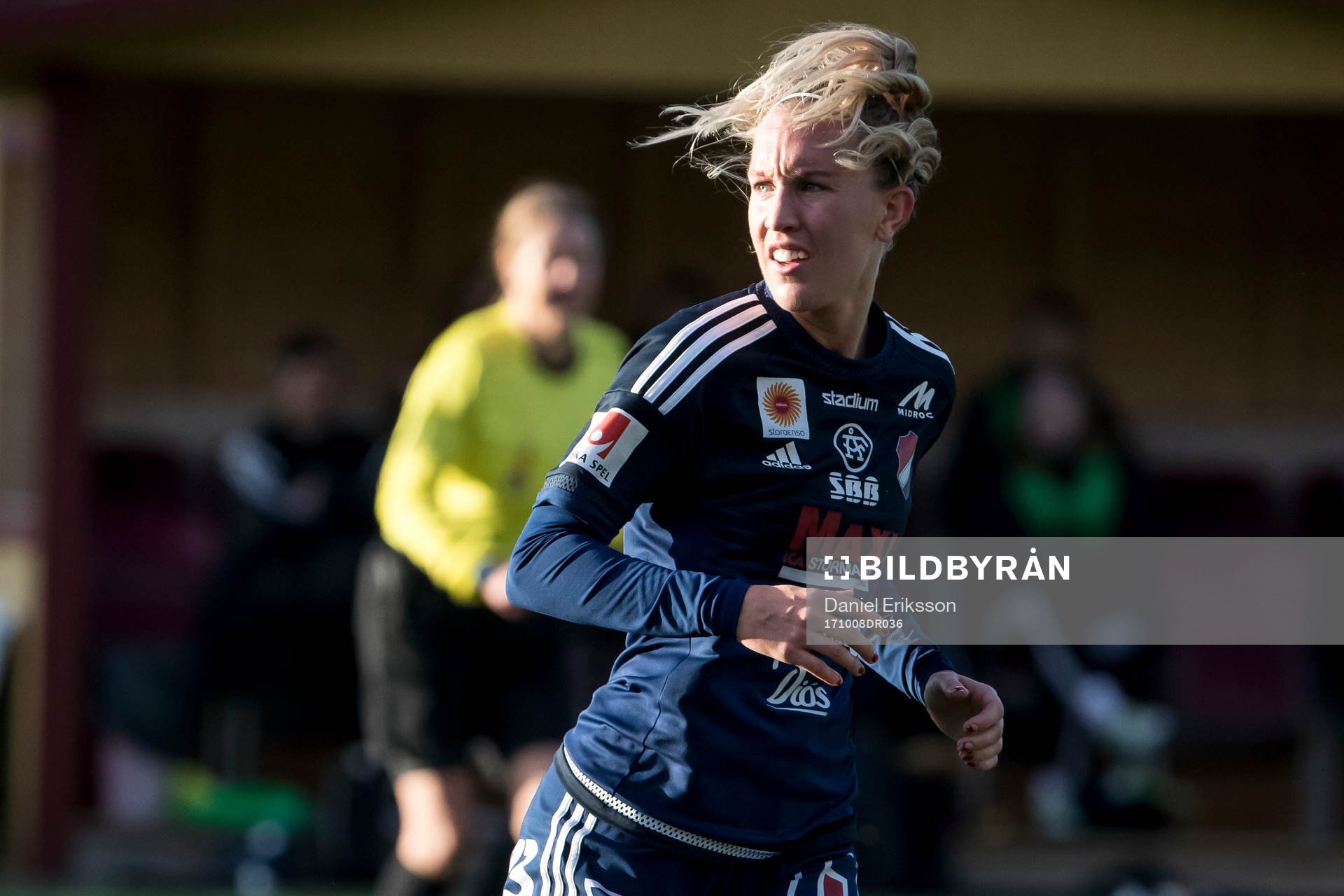 Kvarnsvedens Julia Roddar  i fotbollsmatchen i