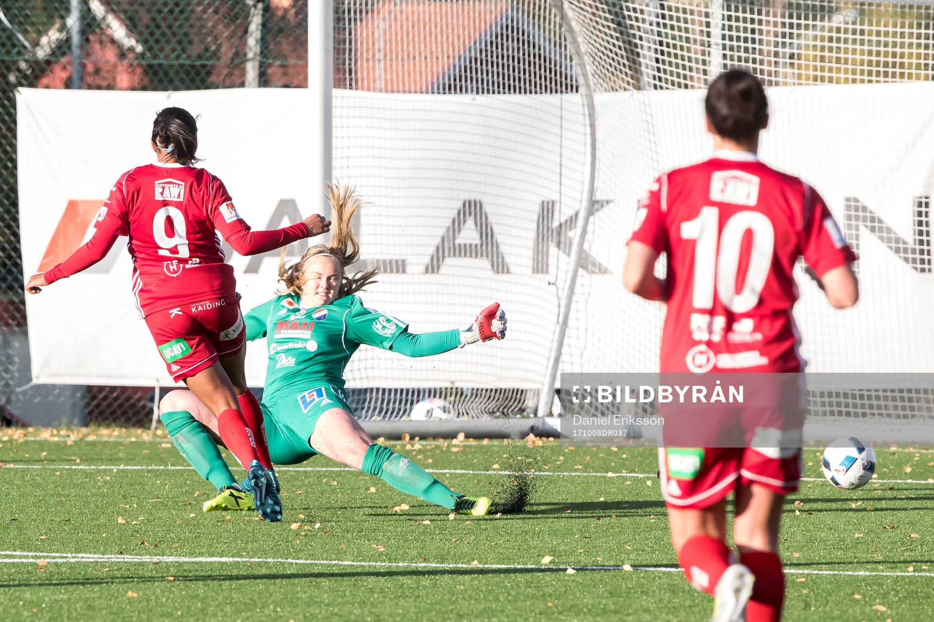 Piteås Madelen Janogy reducerar till3-1 bakom Kvarnsvedens Jenny Wahlen i fotbollsmatchen i damallsvenskan mellan Kvarnsveden och Piteå den 8 oktober 2017 i Borlänge.