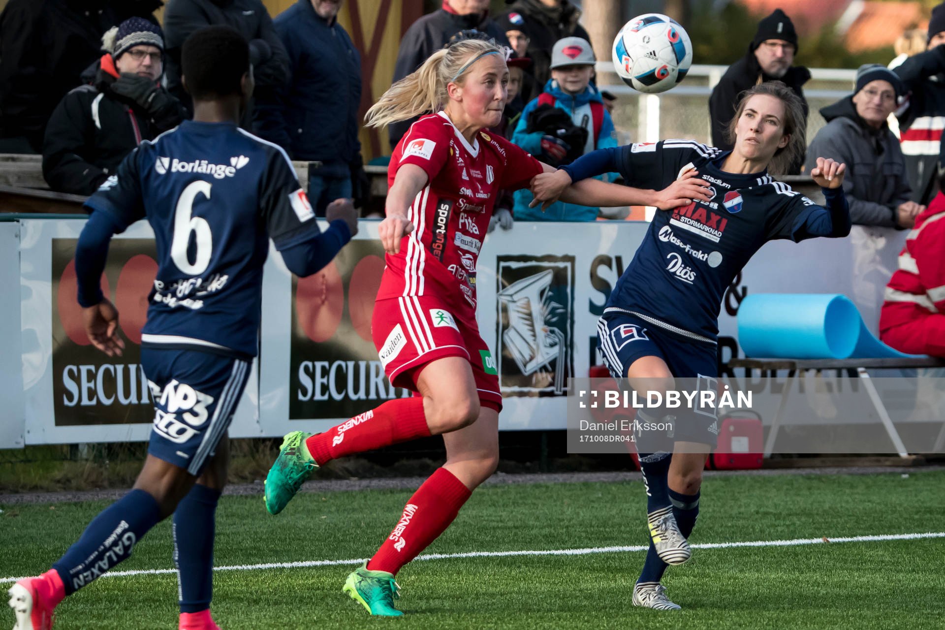 Kamp om bollen i fotbollsmatchen i damallsvenskan mellan