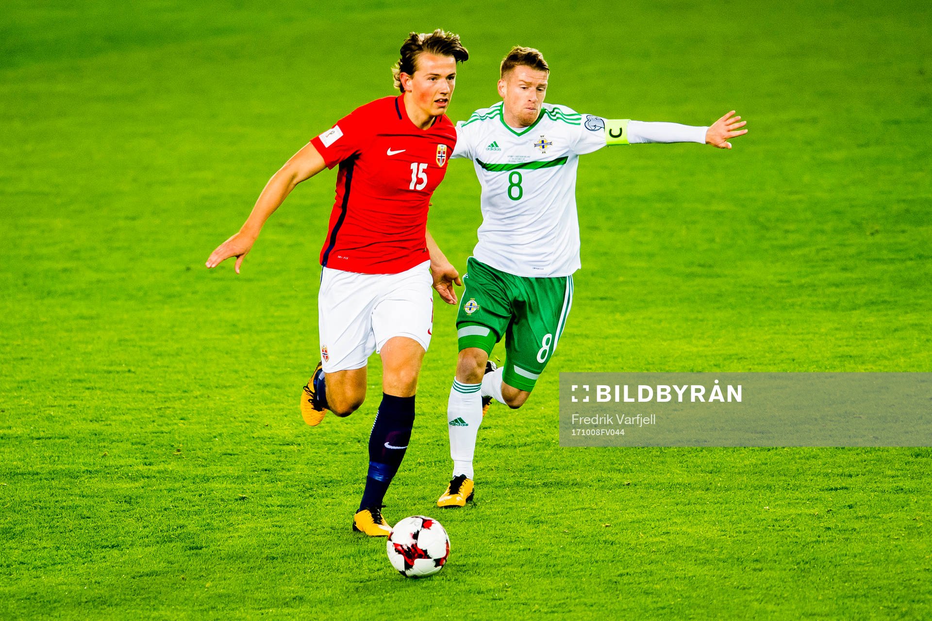 Sander Berge of Norway and Steven Davis of Northern Ireland