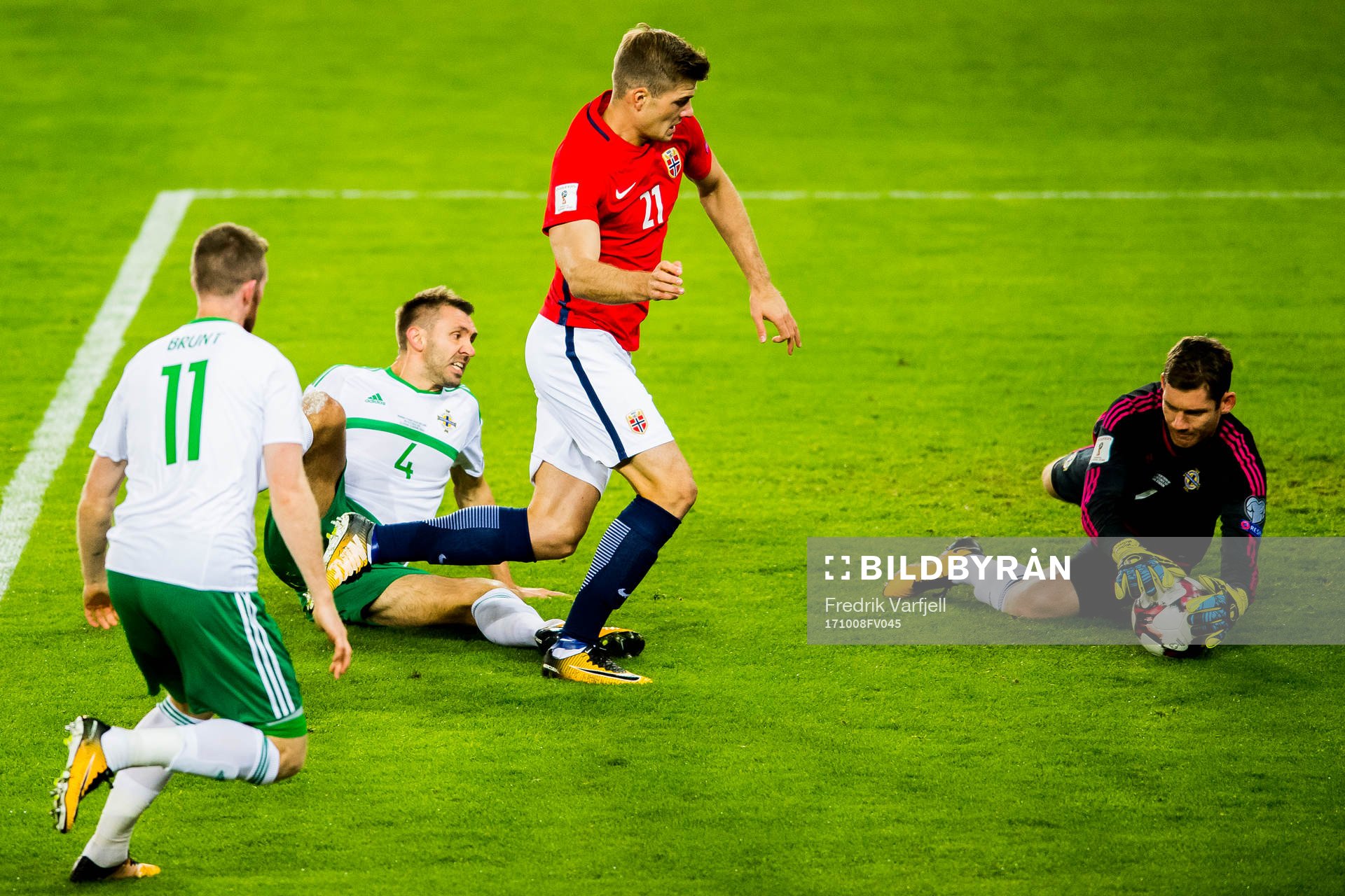 Chris Brunt, Gareth McAuley of Northern Ireland, Alexander