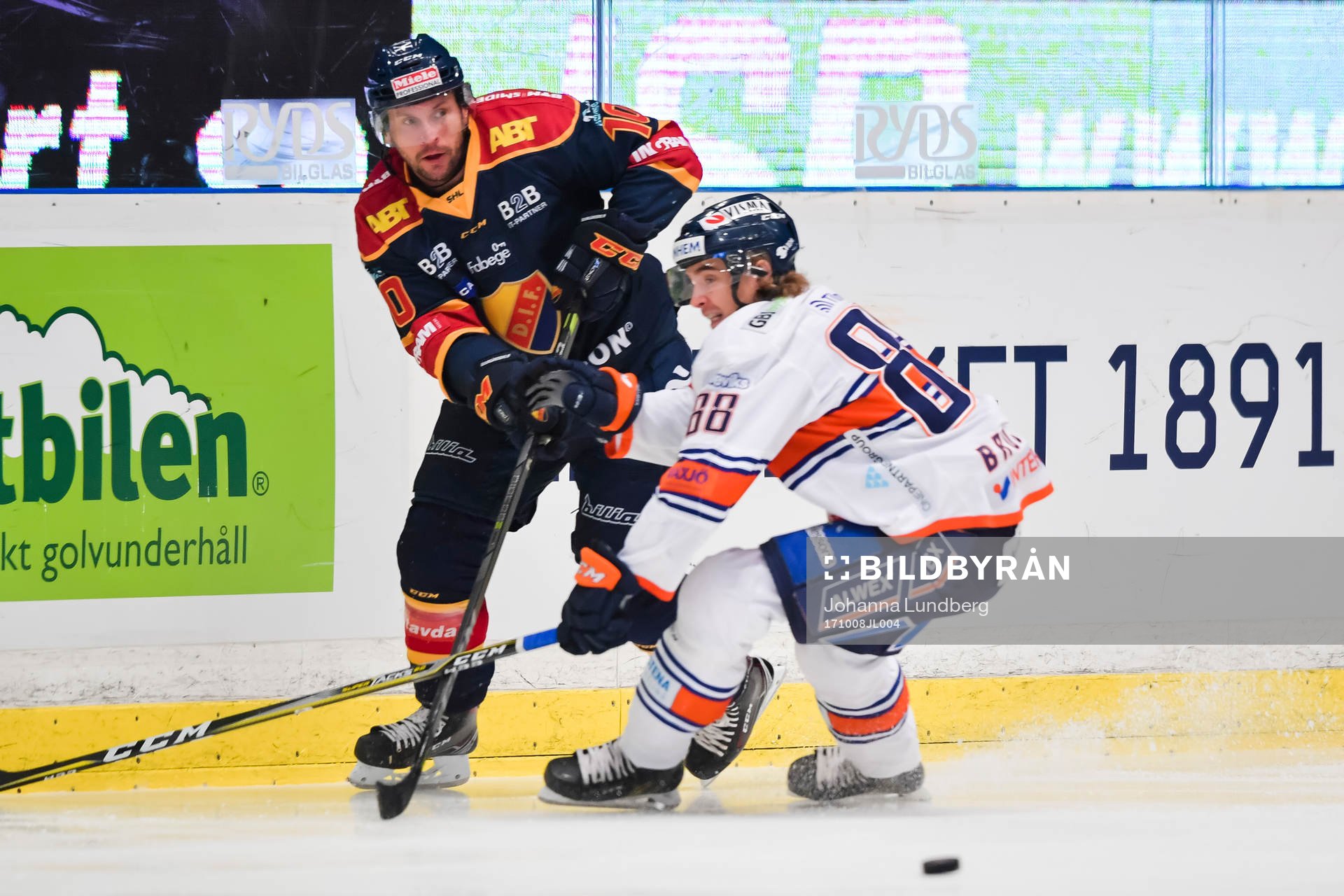 Djurgårdens Niclas Bergfors  och Växjös Adam Brodecki