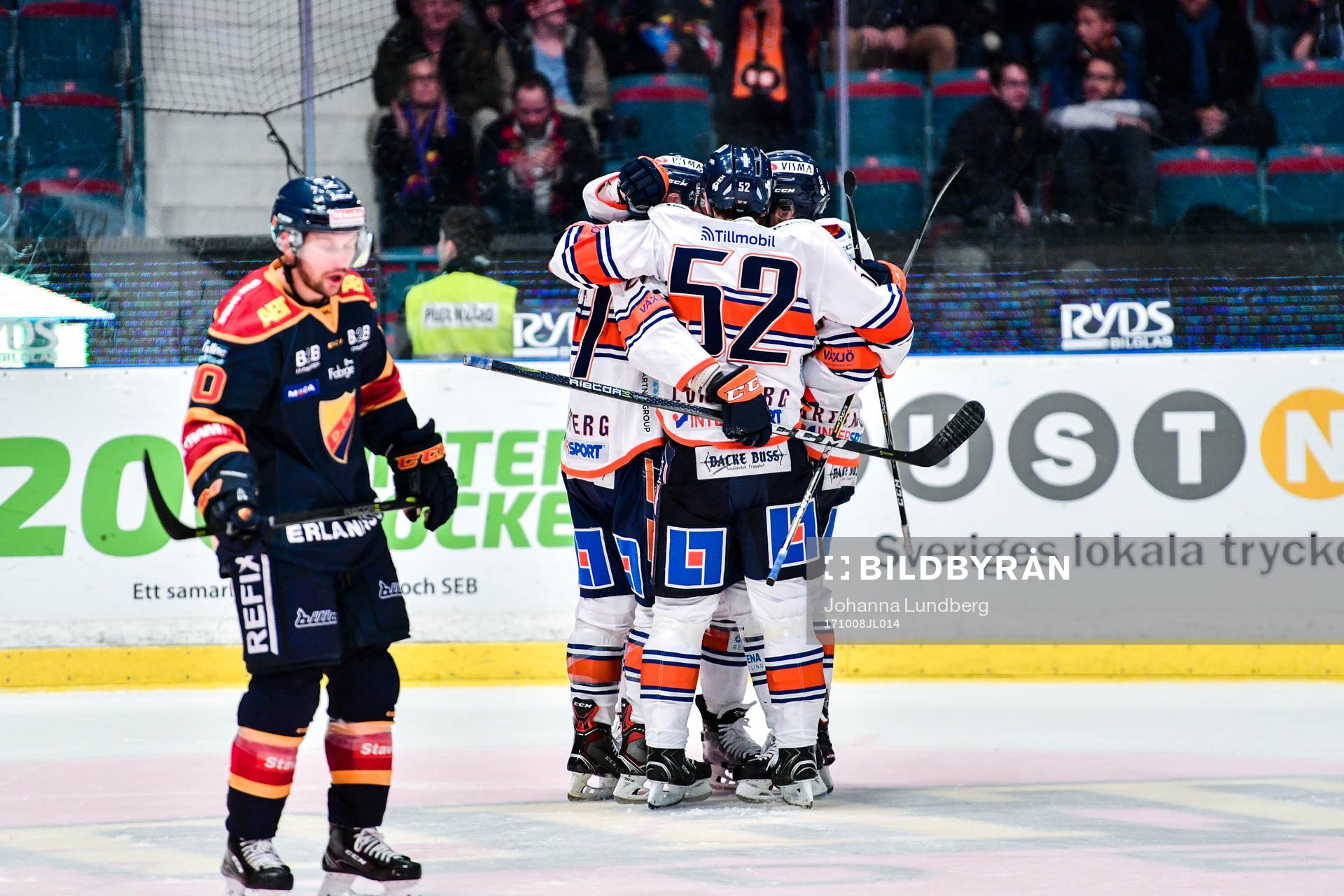 Växjös spelare jublar samtidigt som Djurgårdens Niclas