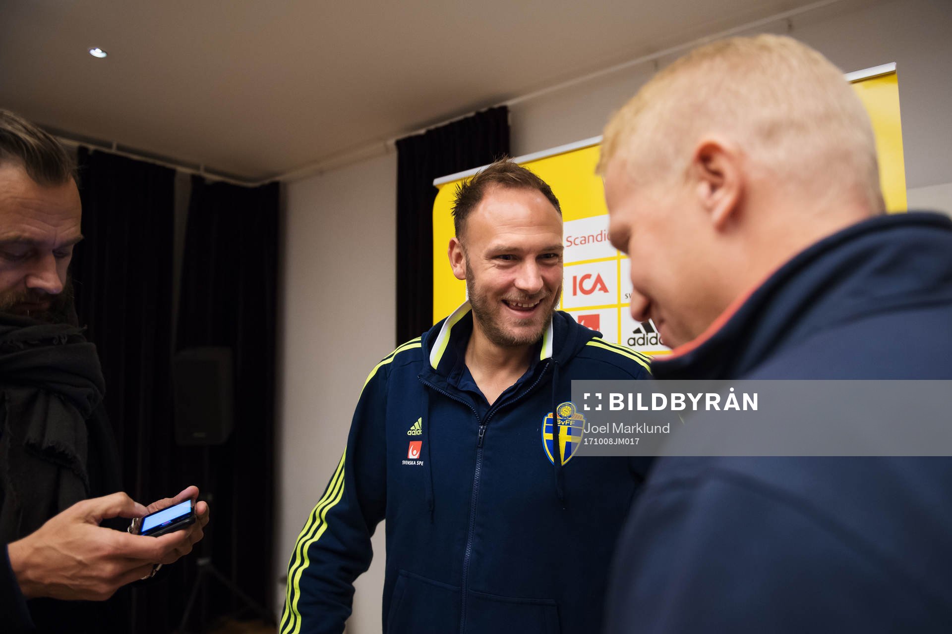 Andreas Granqvist skrattar
