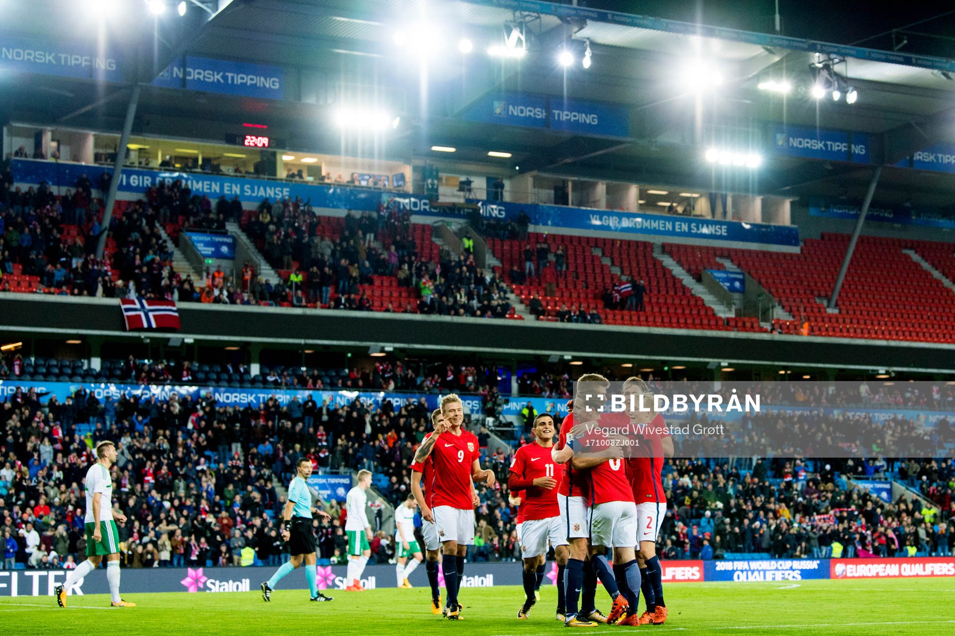 Alexander Toft Søderlund, Mohamed Moi Elyounoussi, Alexander Sørloth, Stefan Johansen, Sander Berge and Birger Meling of Norway celebrate the 1-0 goal during the FIFA World Cup Qualifier match between Norway and Northern Ireland on October 8, 2017 in Oslo.