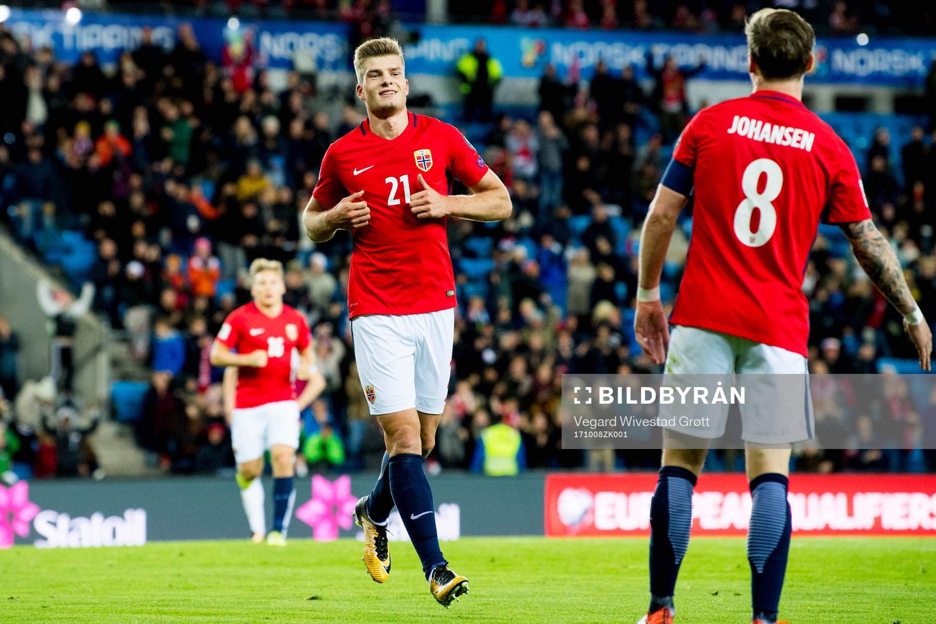 Alexander Sørloth and Stefan Johansen of Norway celebrate