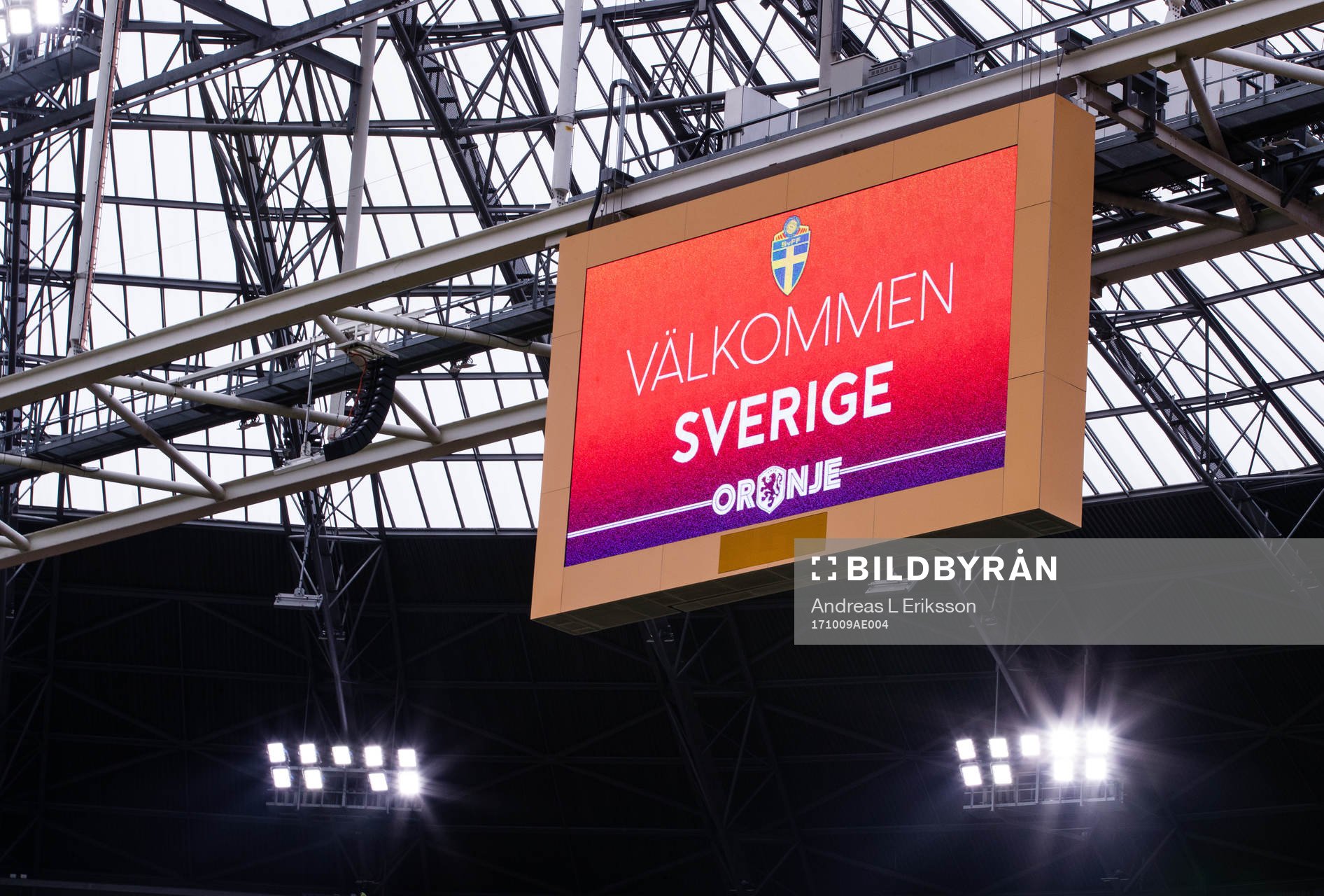En LED-skärm presenterar texten Välkommen Sverige på