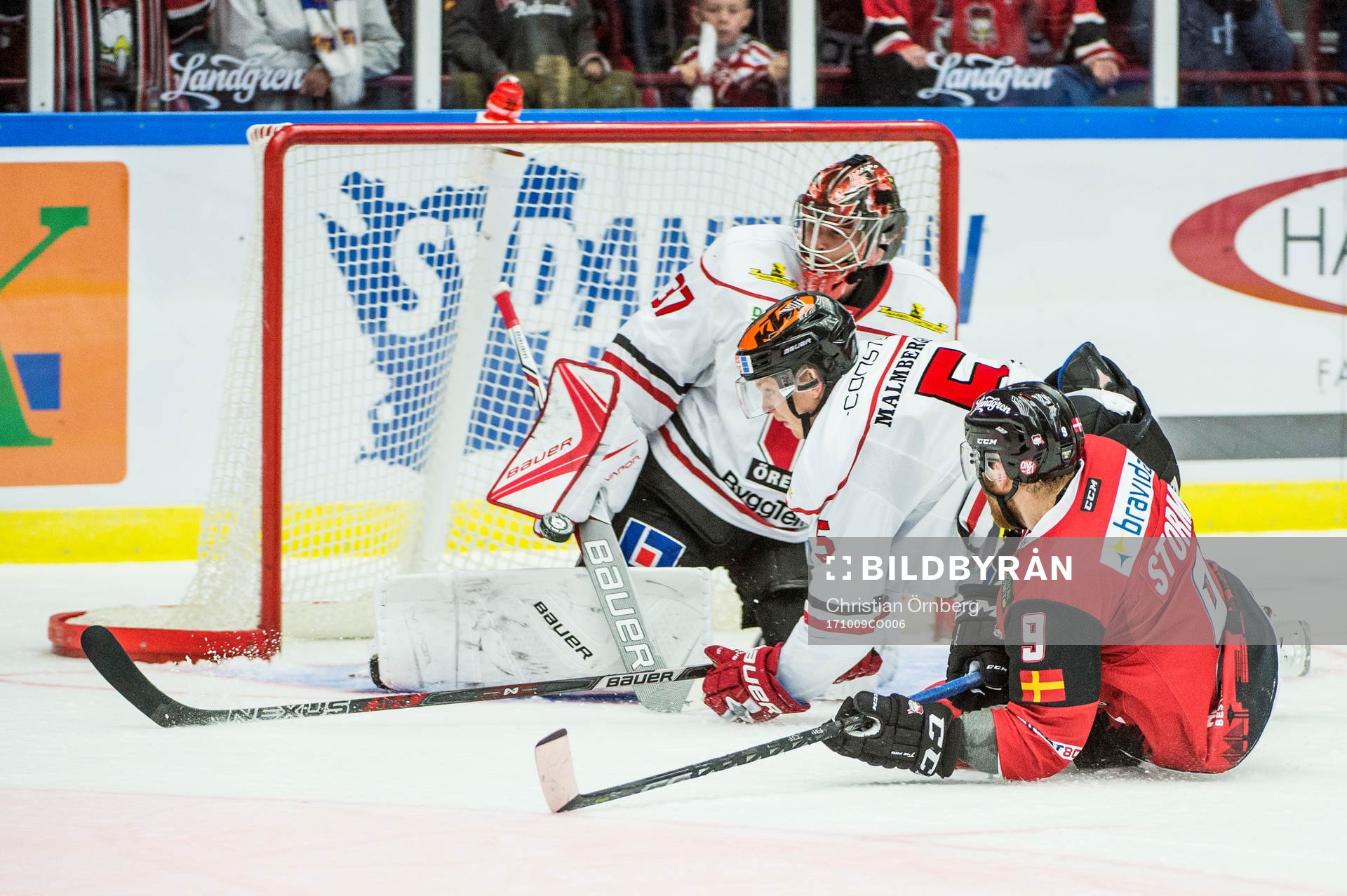 Malmö Redhawks Frederik Storm mot Örebros målvakt Eero