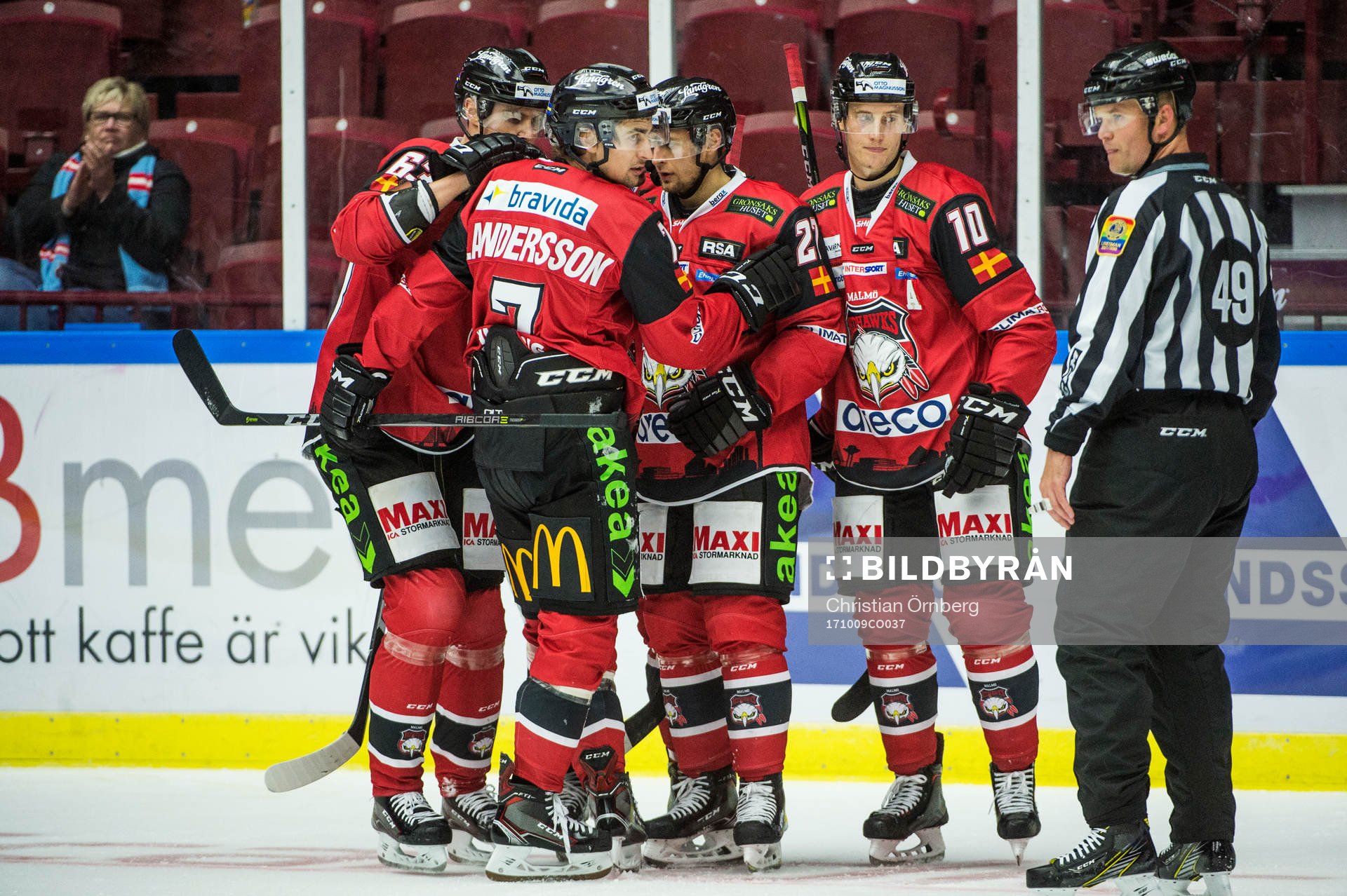 Malmö Redhawks Fredrik Händemark jublar med Nils
