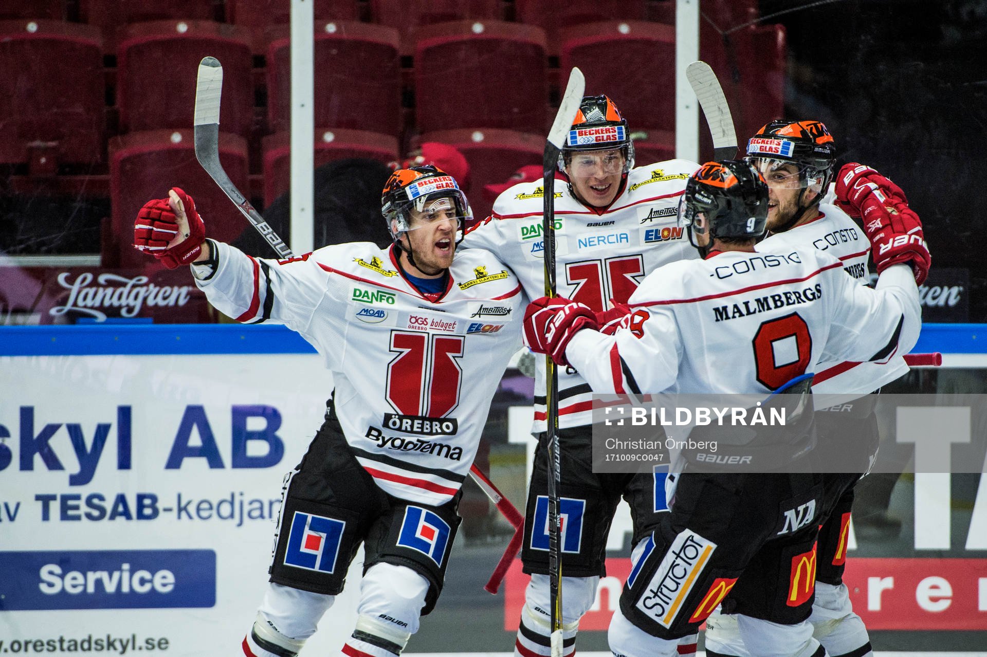 Örebros Tyson Spink längst till vänster jublar