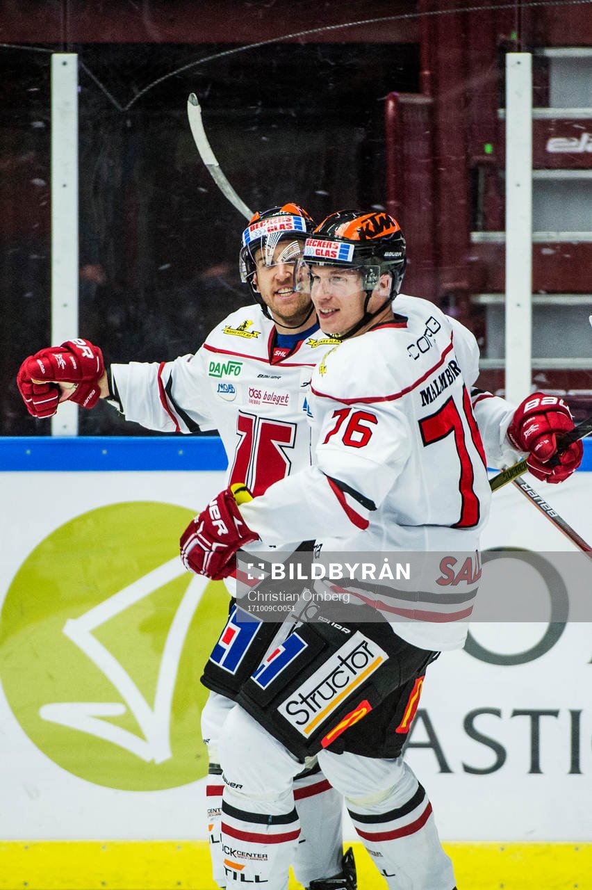 Örebros Tyson Spink och Jare Sallinen jublar