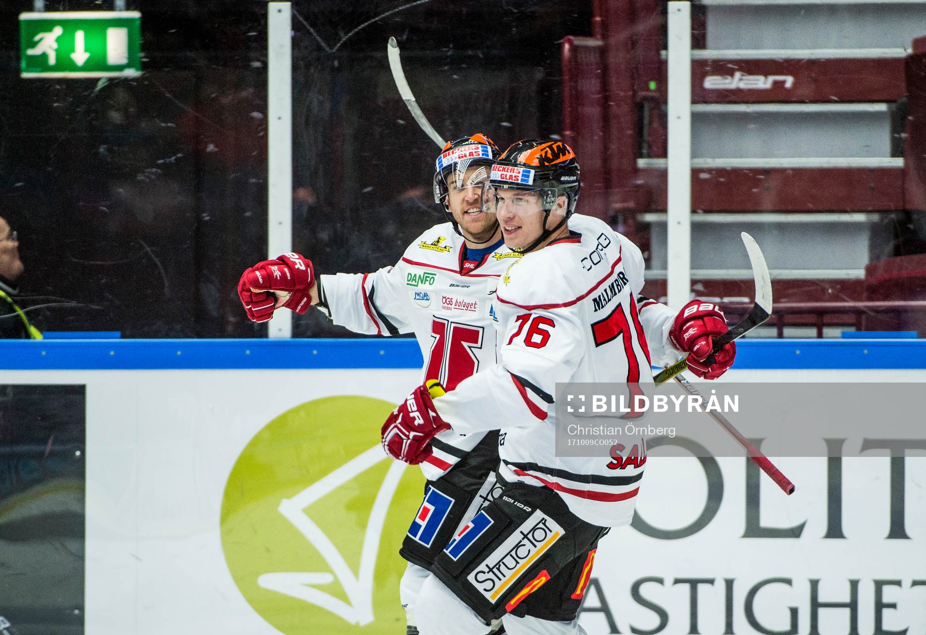 Örebros Tyson Spink och Jare Sallinen jublar