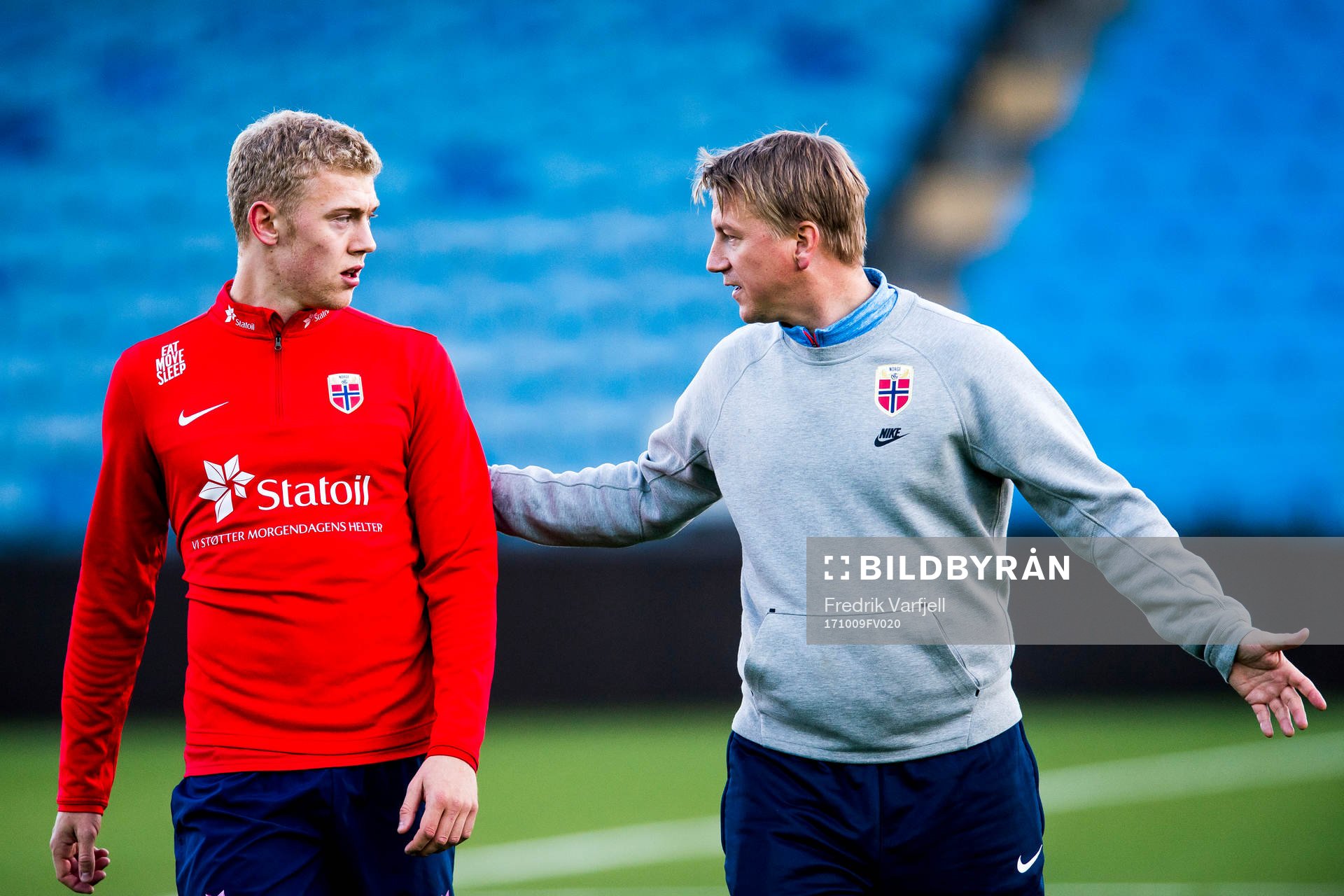 Henrik Bjørdal and Leif Gunnar Smerud, head coach of Norway, during a training session on October 9, 2017 in Drammen.