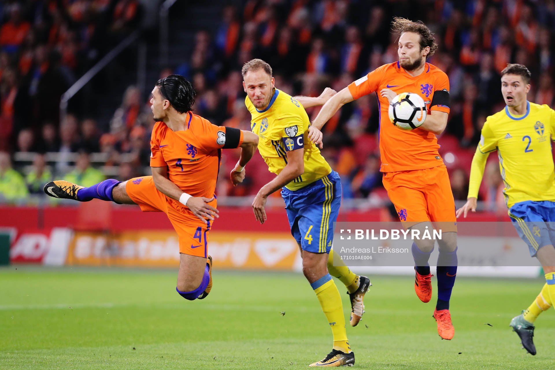 Hollands Karim Rekik och Daley Blind mot Sveriges Andreas