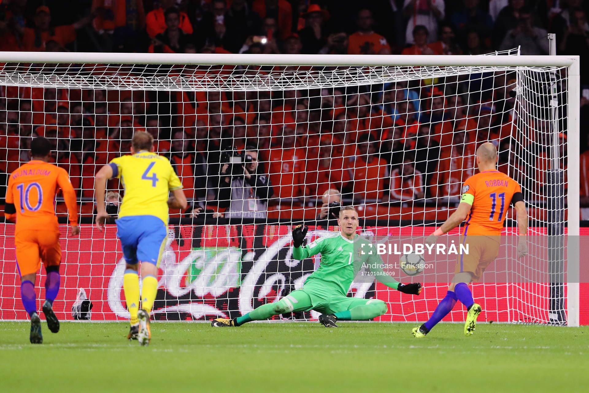 Hollands Arjen Robben gör 1-0 på straff bakom Sveriges