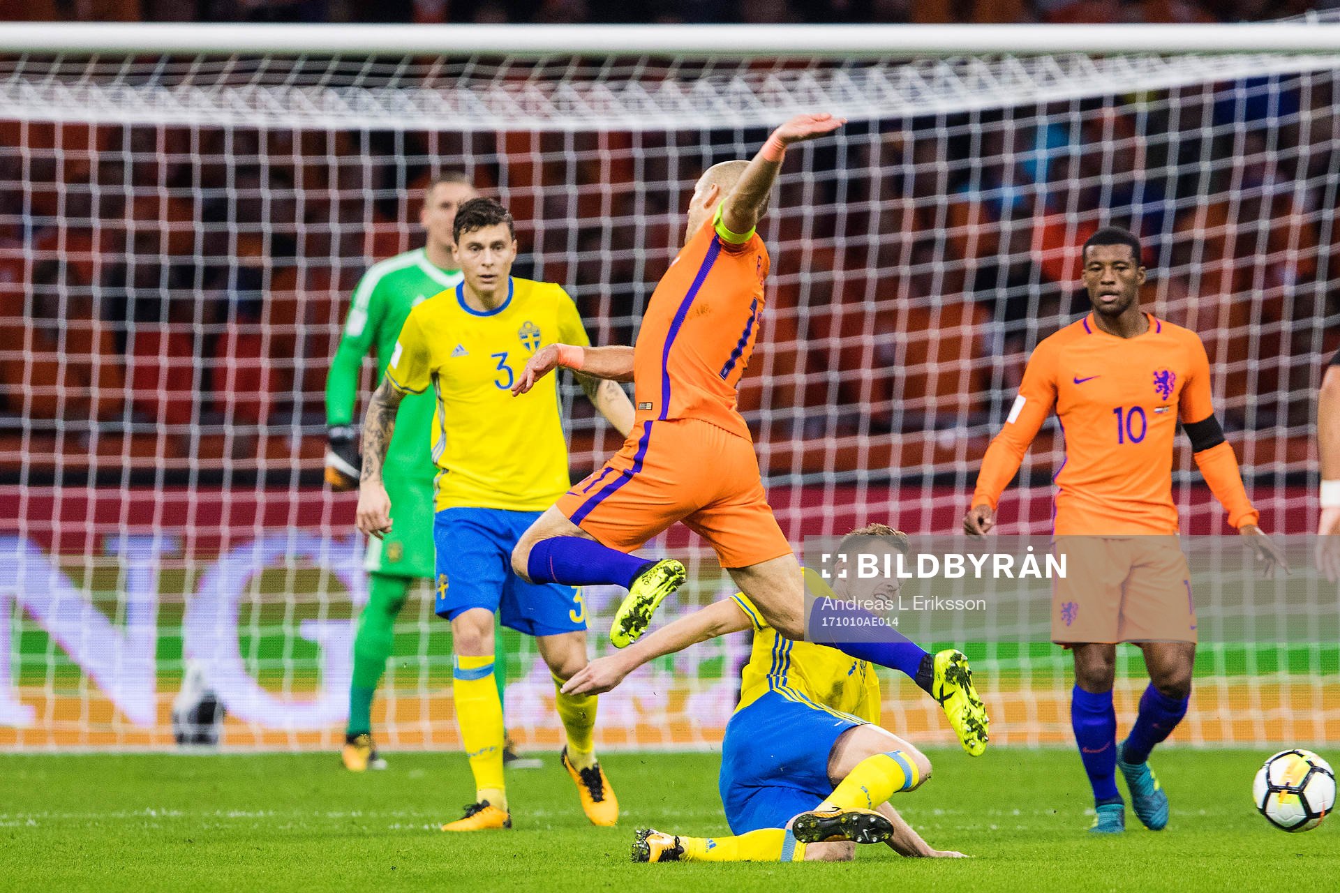 Sveriges Sebastian Larsson och Hollands Arjen Robben